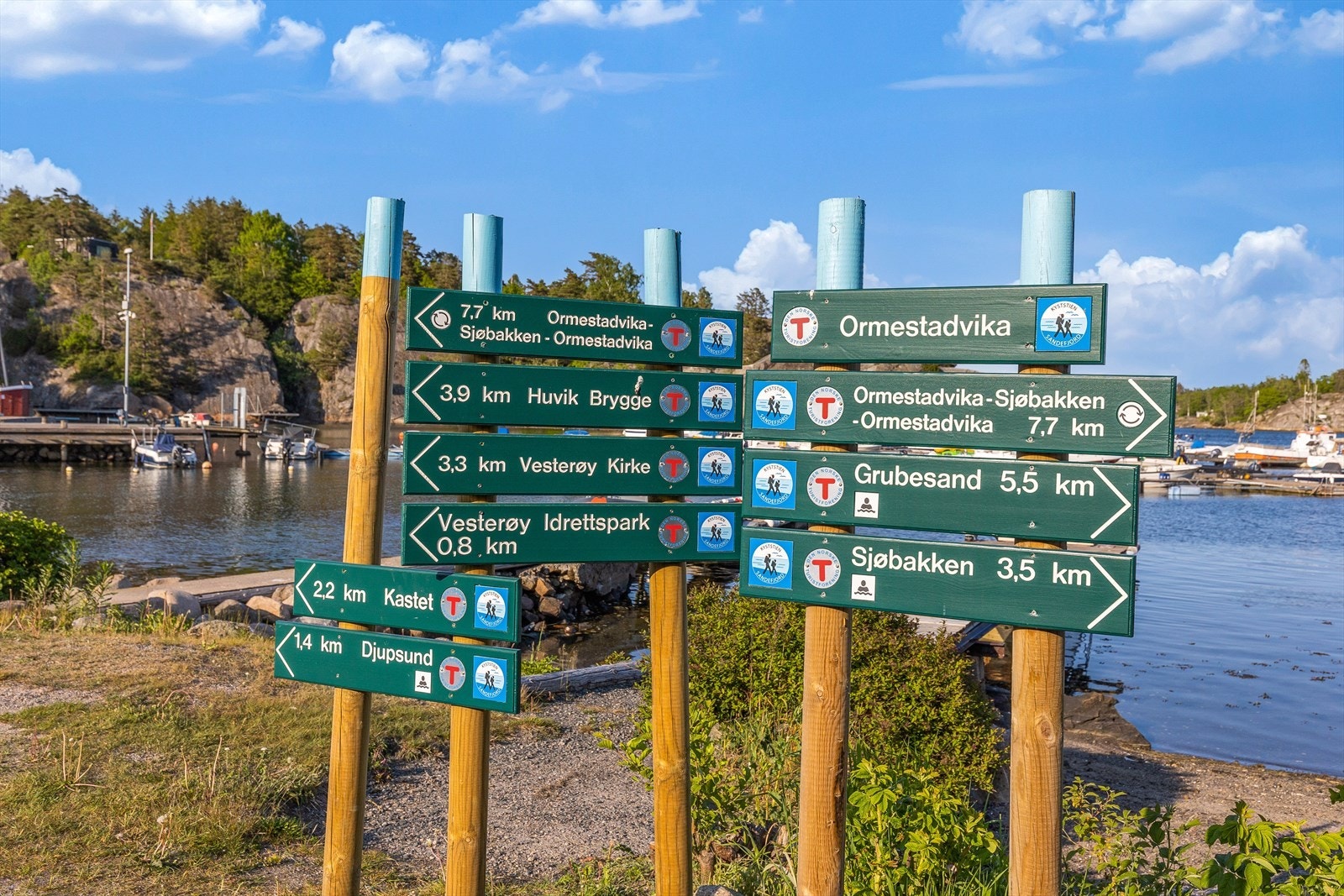 Vesterøya har et spennende, kupert landskap og en rekke merkede tur- og kyststier langs både Sandefjordsfjorden og Mefjorden. Samtidig er det kun en kort sykkel/kjøretur inn til Sandefjord sentrum. Galleribilde