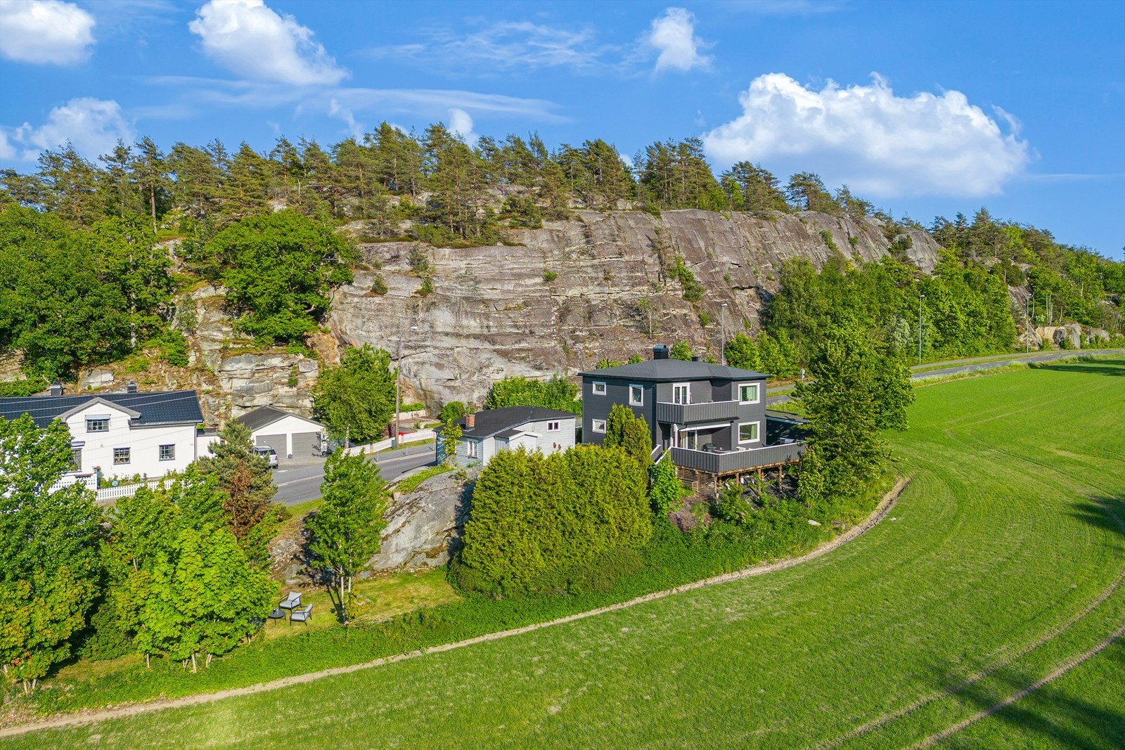 Boligen ligger i naturskjønne og landlige omgivelser. Galleribilde