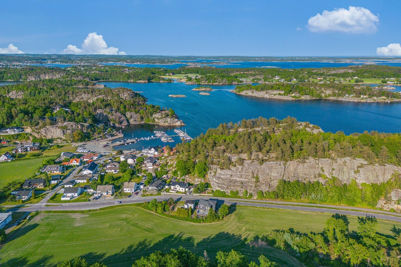 Eiendommen har en nydelig beliggenhet på Vesterøya i Sandefjord kommune, nær Ormestadvika. Galleribilde