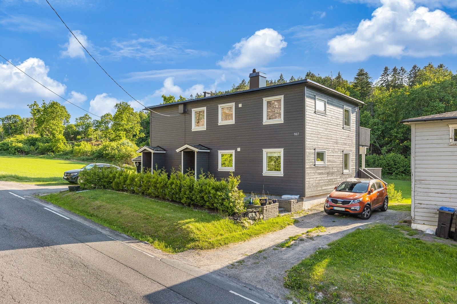 Parkering i egen gårdsplass. Galleribilde