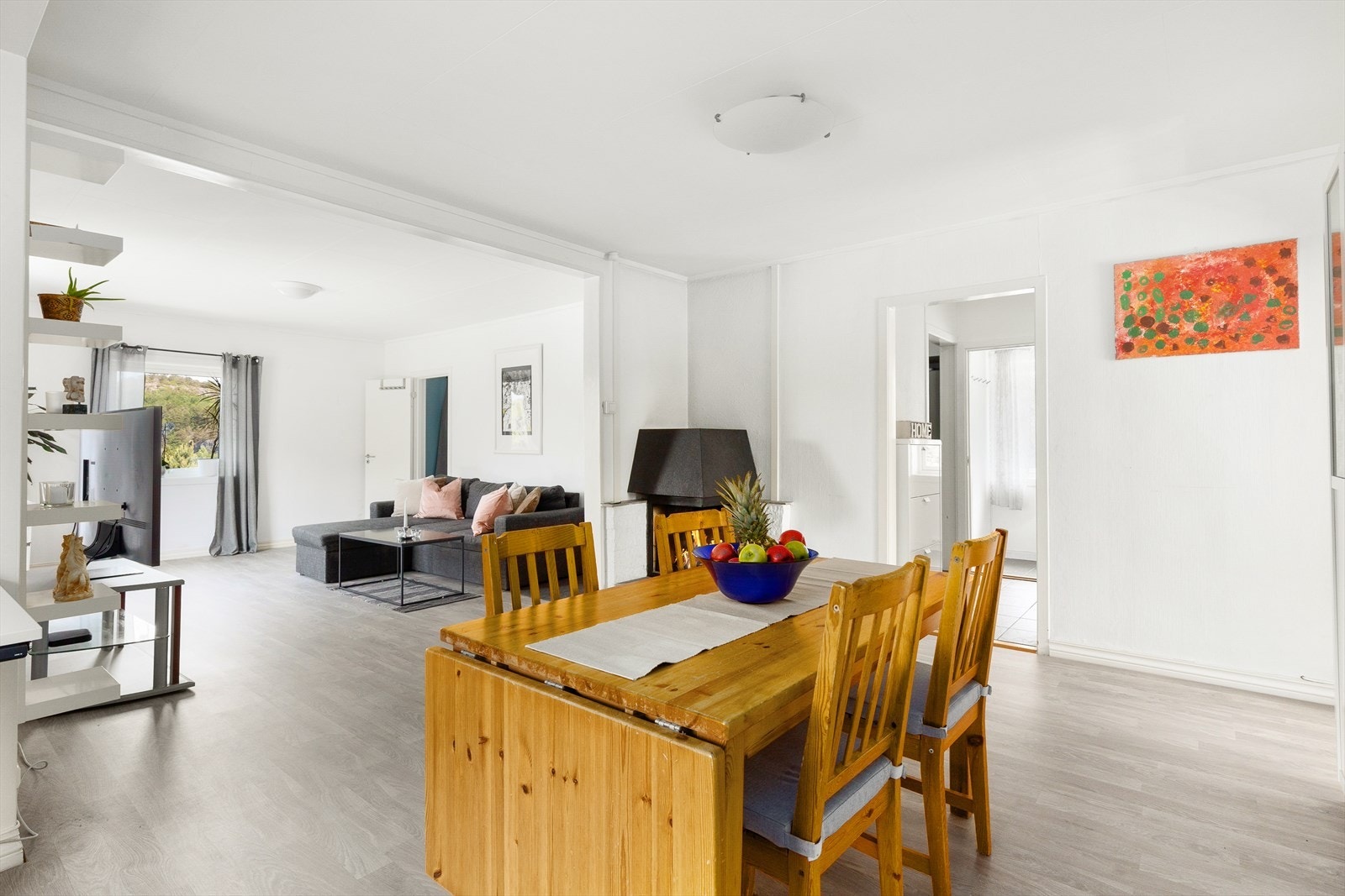 Den mest naturlige plasseringen av hjemmets spisestue ligger nærmest den åpne løsningen mot kjøkkenet hvor det er plass til spisebord hvor man kan samle familie og venner til hyggelig samvær med god plass til langbord. Galleribilde