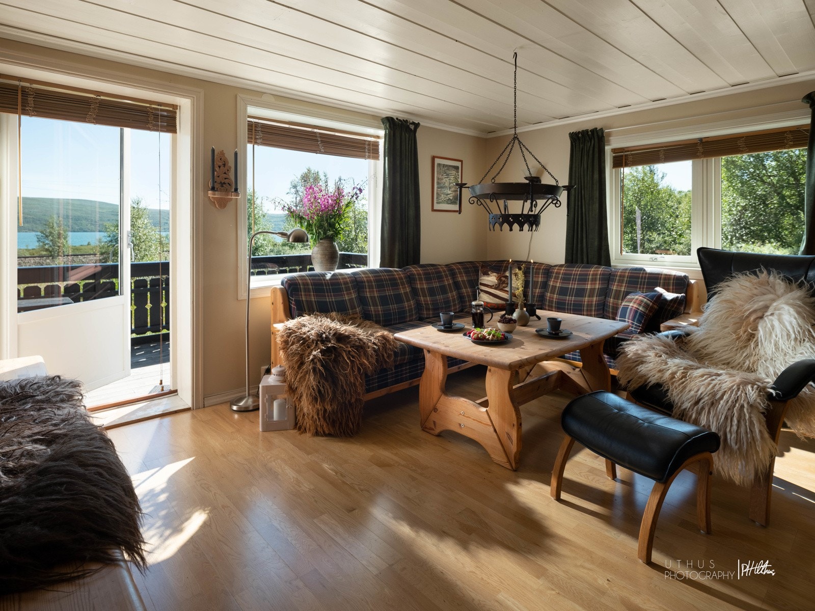 Stue i 1. etasje med utgang til fin terrasse Galleribilde