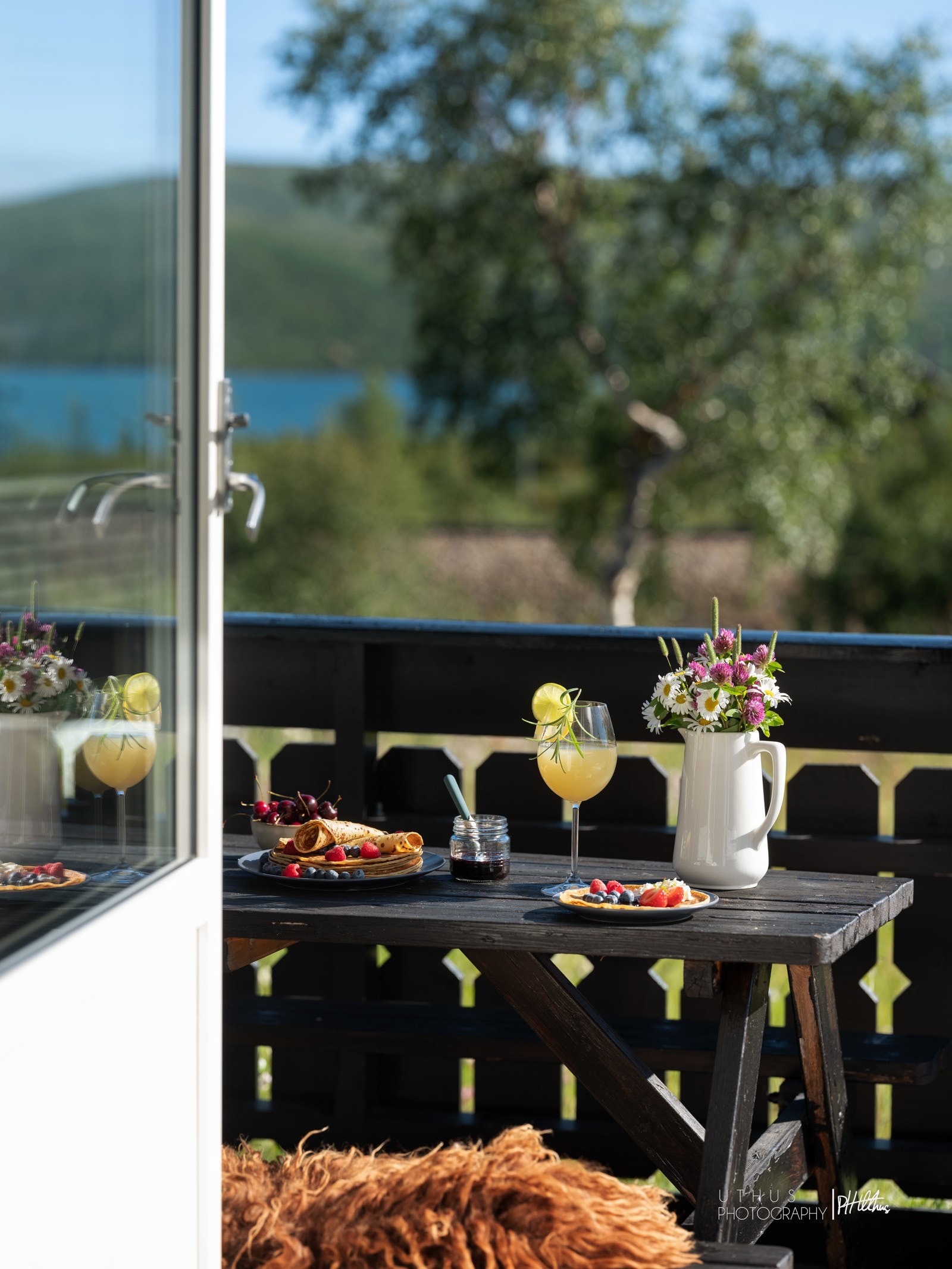 Fantastisk utsikt utover Ustevatn og områdene rundt Galleribilde