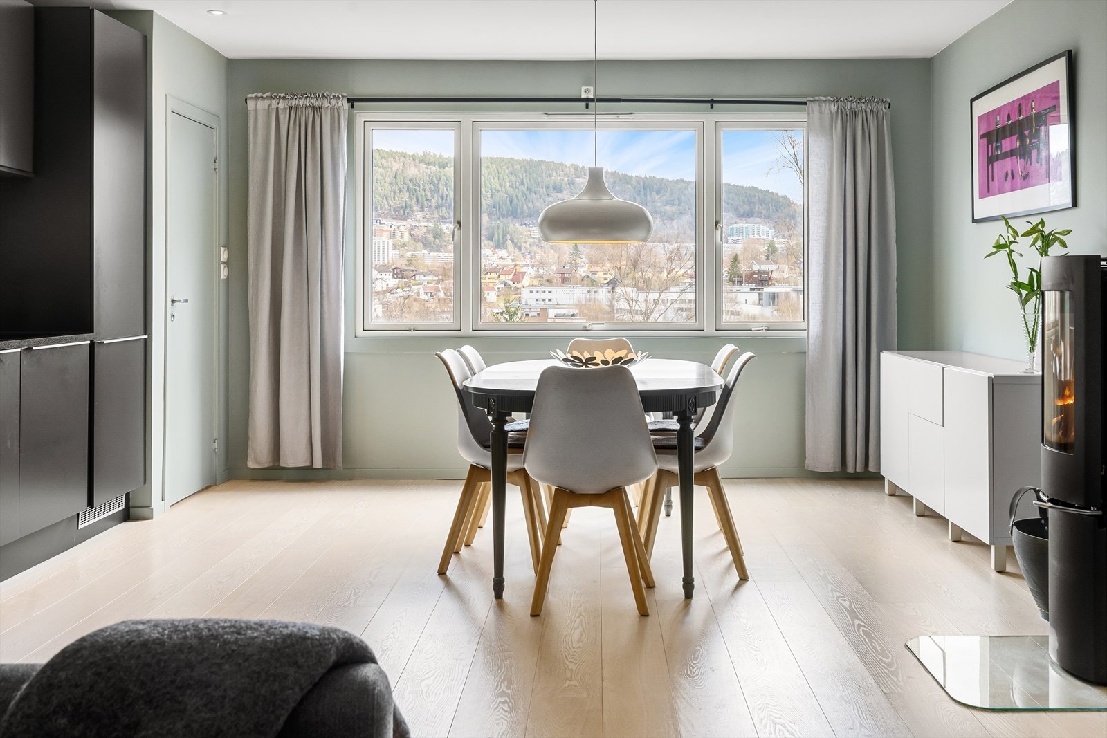 I tilknytning til kjøkkenet er det velegnet plass til spisebord som gir rom for gjester på besøk. Galleribilde