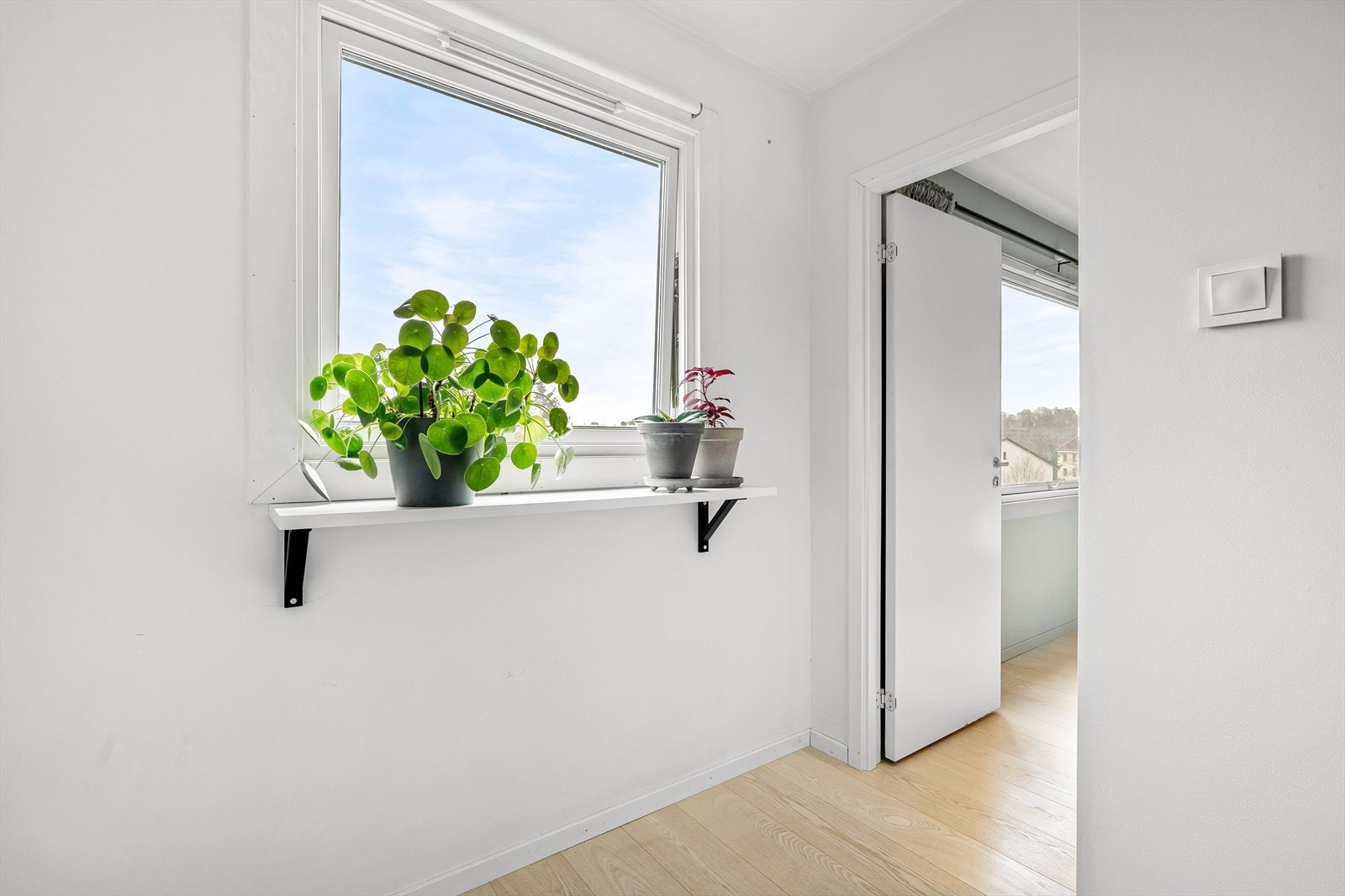 Rommet er godkjent som soverom og har plass til seng og eventuelt garderobeskap. Ved behov for et hjemmekontor eller gjesterom passer dette rommet ypperlig. Galleribilde