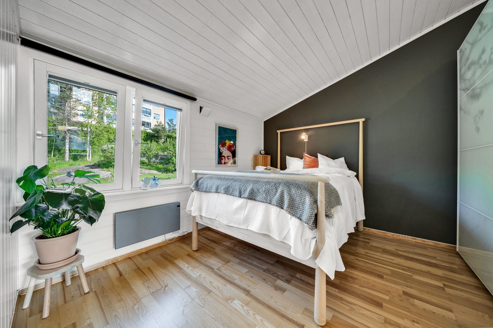 Leilighetens soverom har god størrelse, og har god plass til dobbeltseng med tilhørende inventar Galleribilde
