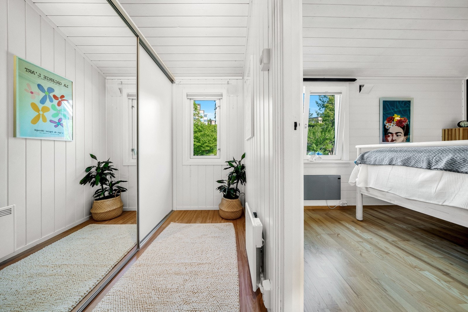 Omkledningsrom med ytterligere oppbevaringsmuligheter Galleribilde