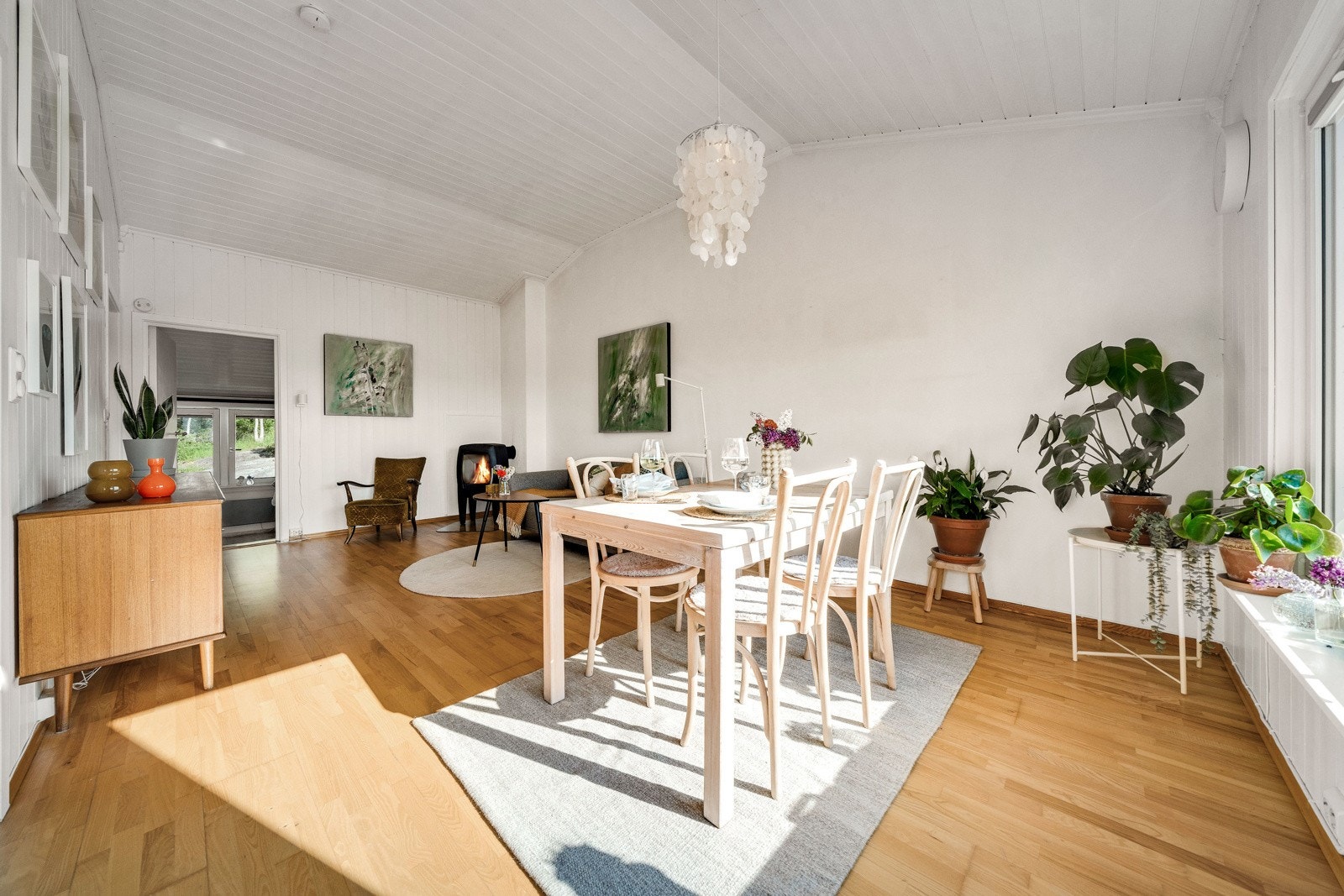 For hyggelige og lune kvelder er det peisovn i det ene hjørnet Galleribilde
