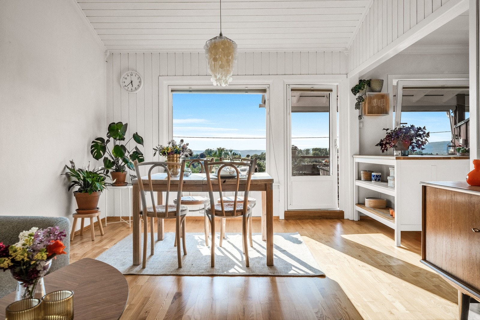 Stuen har store vindusflater som slipper inn godt med dagslys. Dette er med på å gi rommet en ekstra god romfølelse Galleribilde
