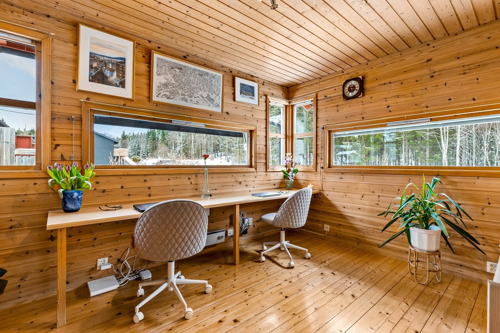 Kontoret ligger i den tilbygde delen, og er tegnet av arkitekt. Legg derfor merke til vinduene og det behagelige lysinnslippet med marka rett på utsiden. Rommet har god plass til skrivebord, skap og hyller. Galleribilde