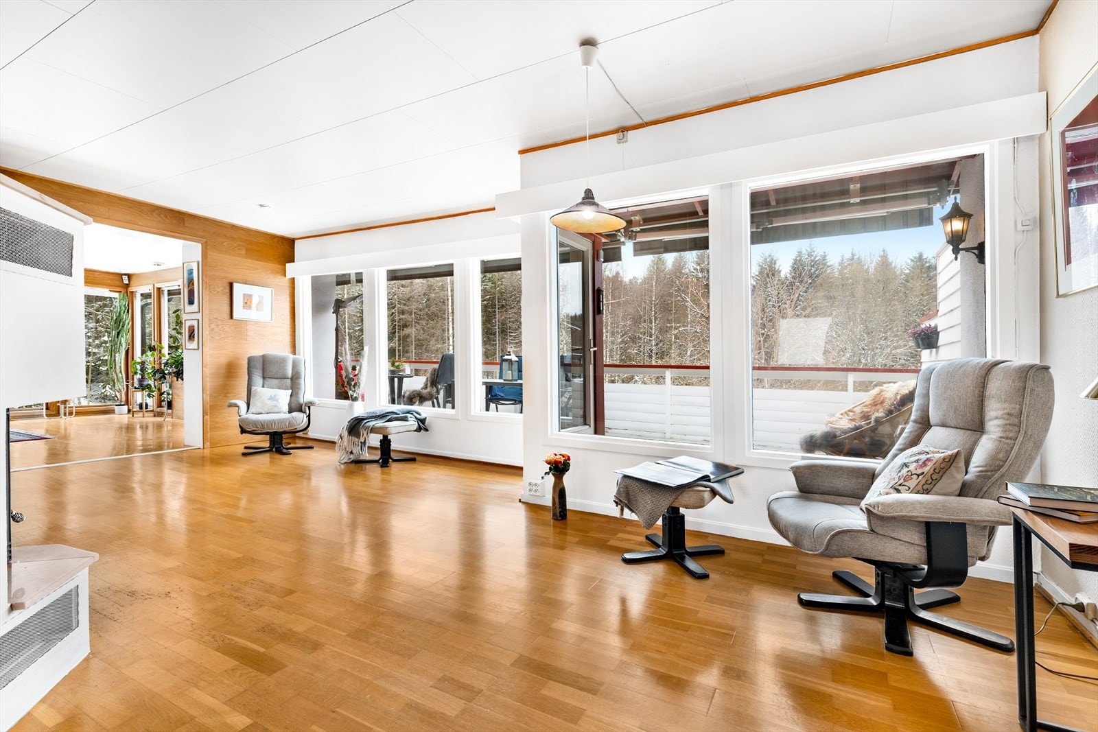 Hovedstuen har også rikelig med store vindusflater, og utgang til stor solrik terrasse. Galleribilde
