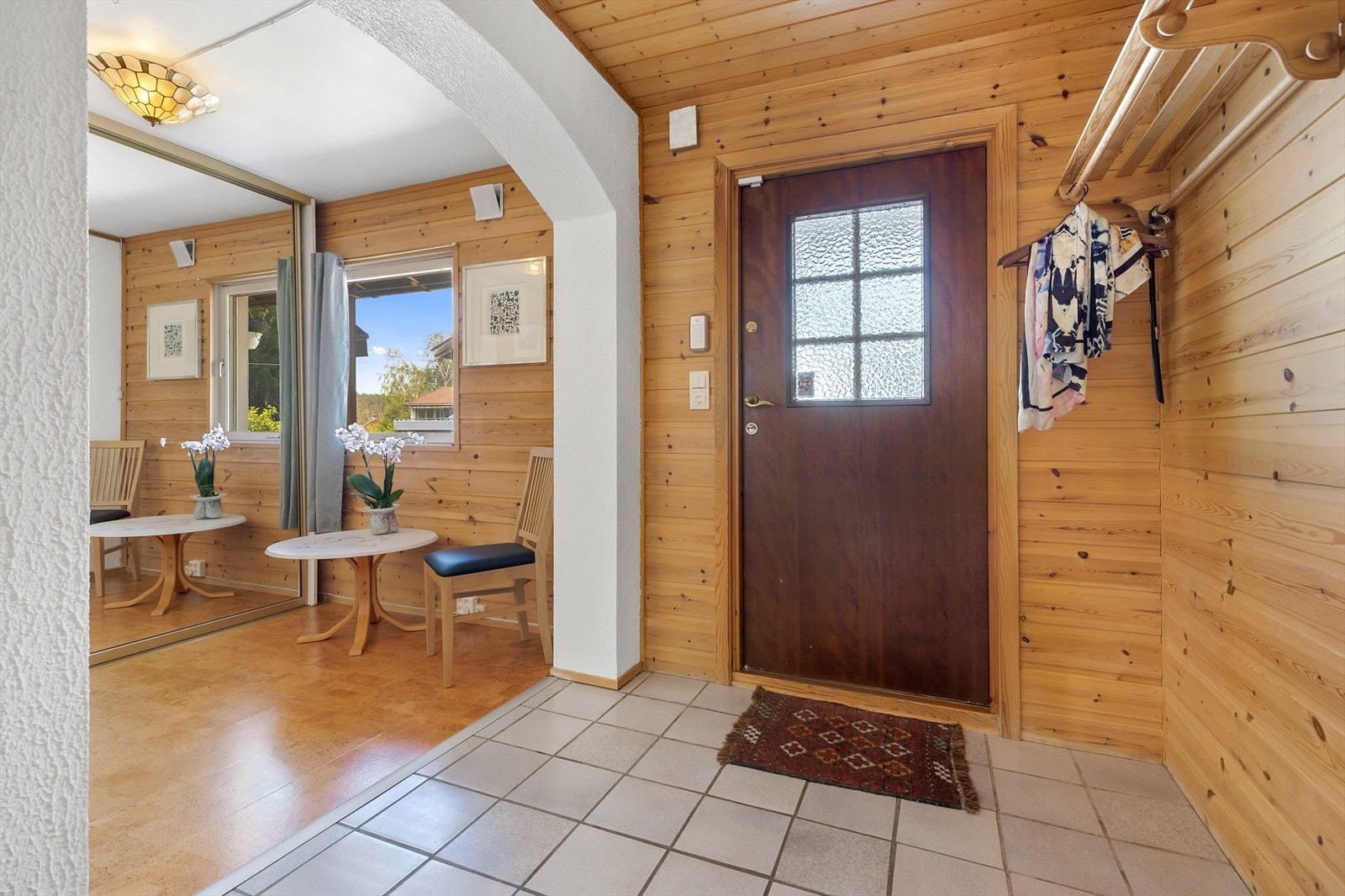 Velkommen inn! I entréen er det åpent mot gang med skyvedørsgarderobe, og godt med plass til sittebenk, kommode eller garderobe. Galleribilde
