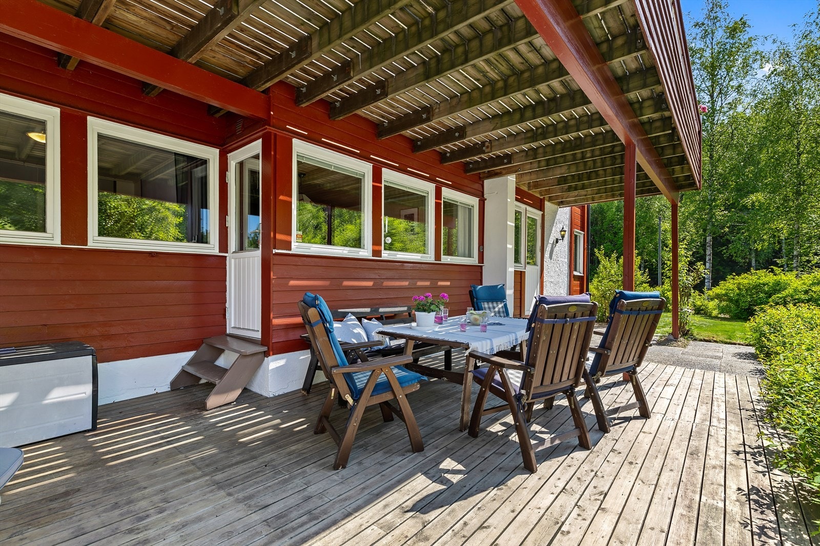 Koselig markterrasse med adkomst fra hage, og 2 av soverommene. Galleribilde