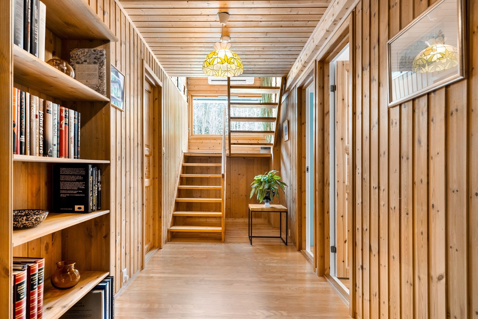 Trapperommet ned til underetasjen. Det er montert varmepumpe mellom etasjene. Galleribilde