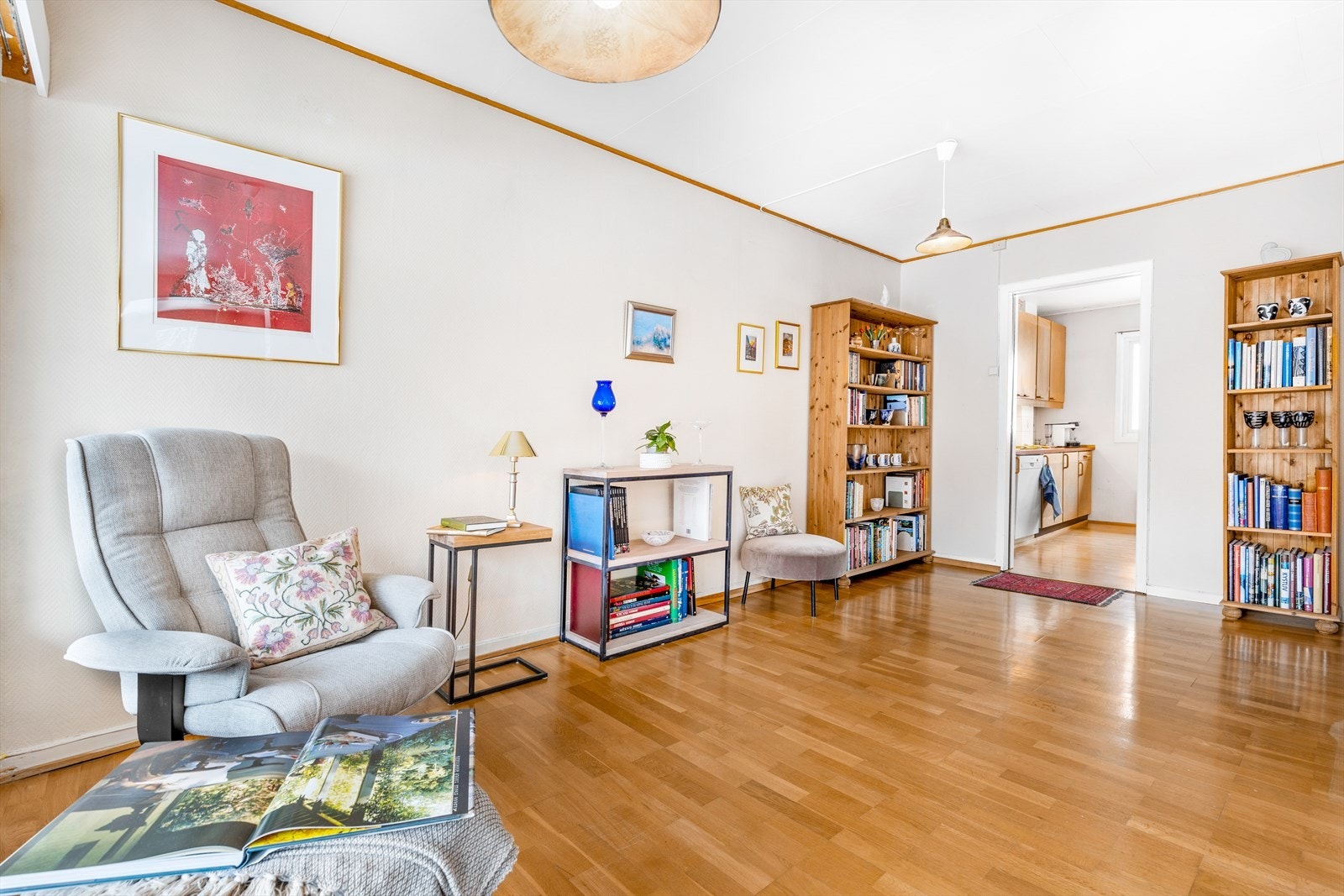 Stuen har godt med plass til skjenker, skap og diverse møblement. Galleribilde