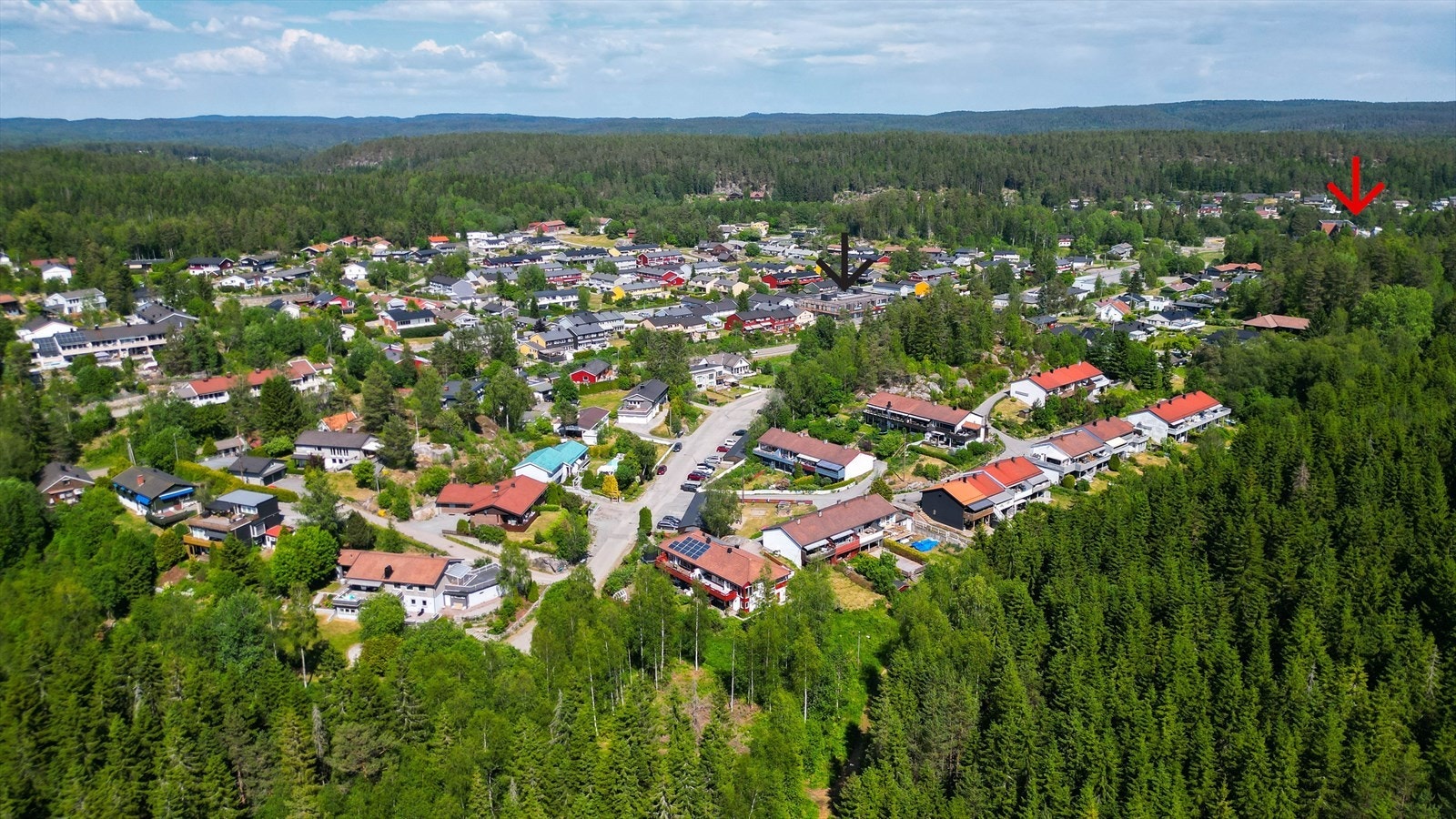 Hyttengveien 66B har en meget sentral beliggenhet på Siggerud med gangavstand til buss og matbutikk (sort pil), og skole (1-10.trinn), barnehage og flerbrukshall (rød pil). Galleribilde