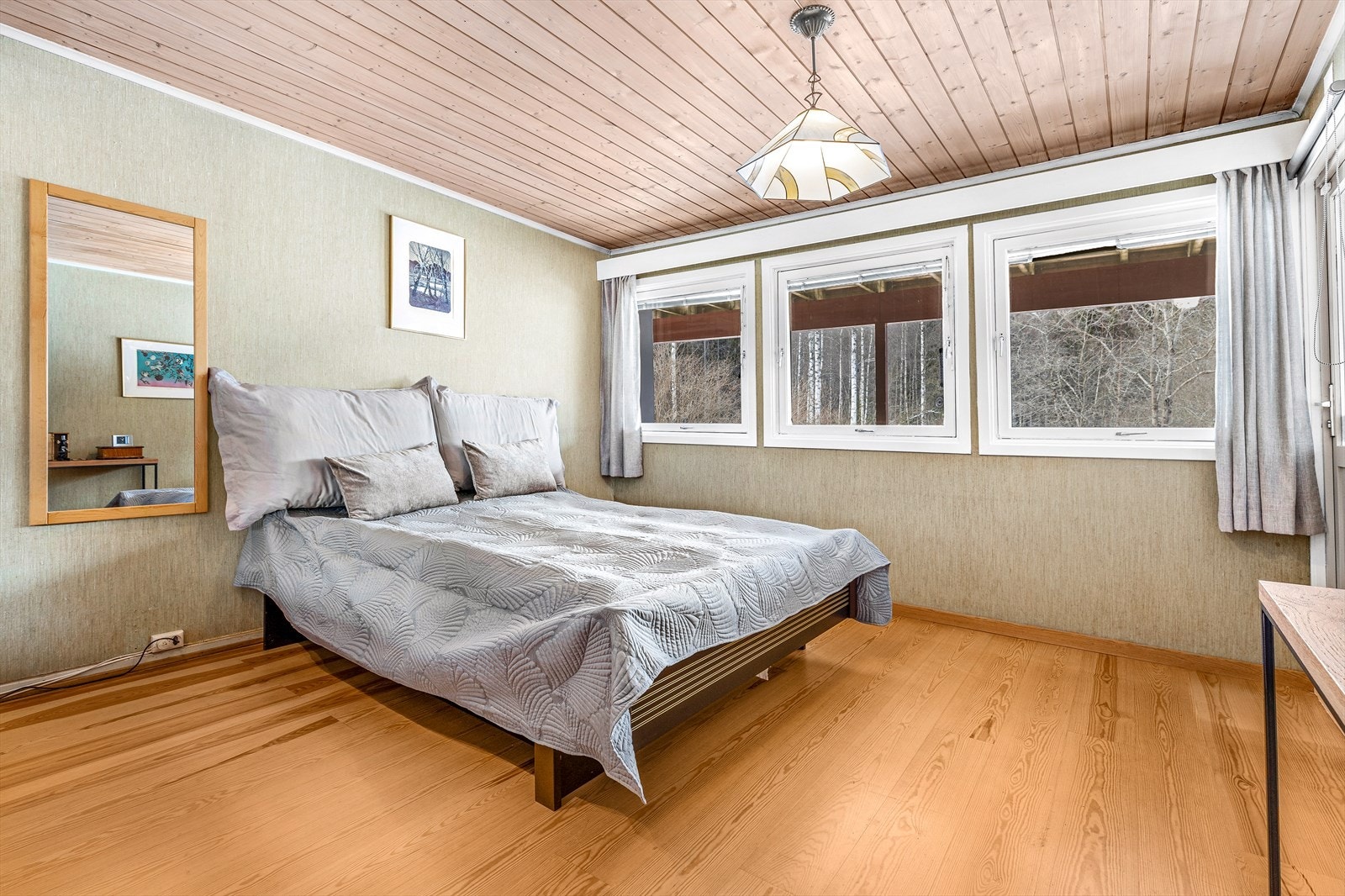 Mye lys, god plass til dobbeltseng, og stor skyvedørsgarderobe. Galleribilde