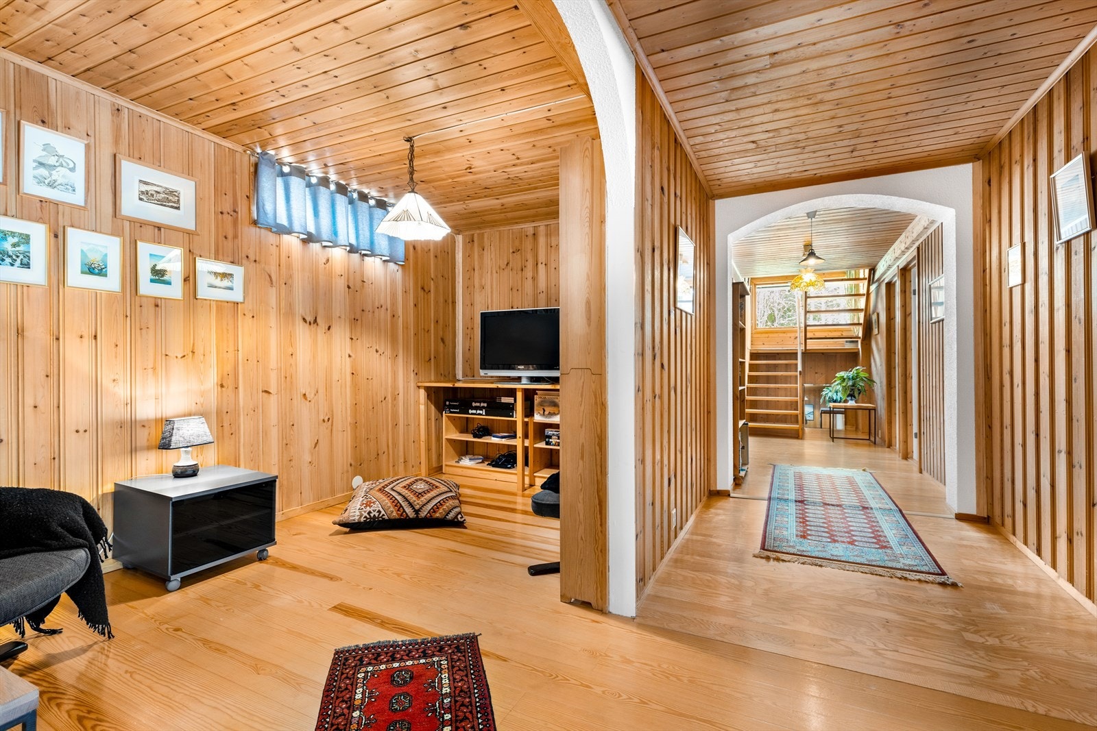 Koselig lekerom/kjellerstue i enden av gangen i underetasje. Galleribilde