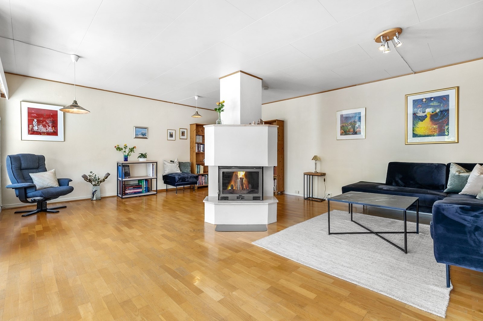 Stor hovedstue med peis i midten. Stuen er åpen, og har god plass til flere soner og sittegrupper. Galleribilde