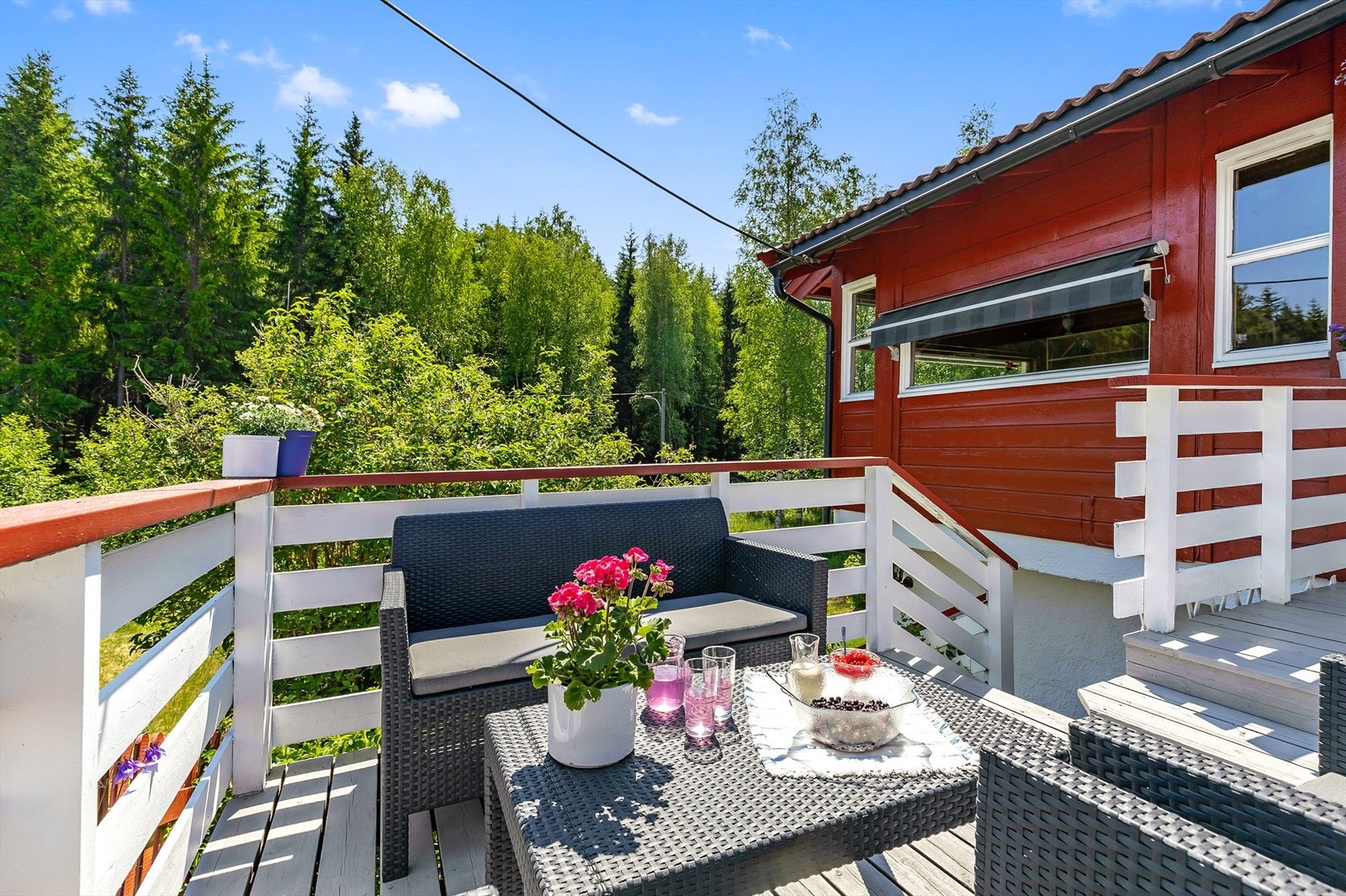 Hyttengveien 66B kan i tillegg til en innholdsrik bolig, store vindusflater og frodig utsikt, by på solrike uteplasser. På fremsiden har boligen en terrasse ved inngangspartiet med trapp ned til hage. Galleribilde