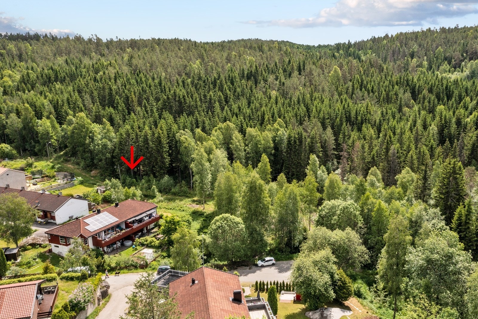 Hyttengveien 66B har en meget sentral beliggenhet på Siggerud, men grenser allikevel til marka. Galleribilde