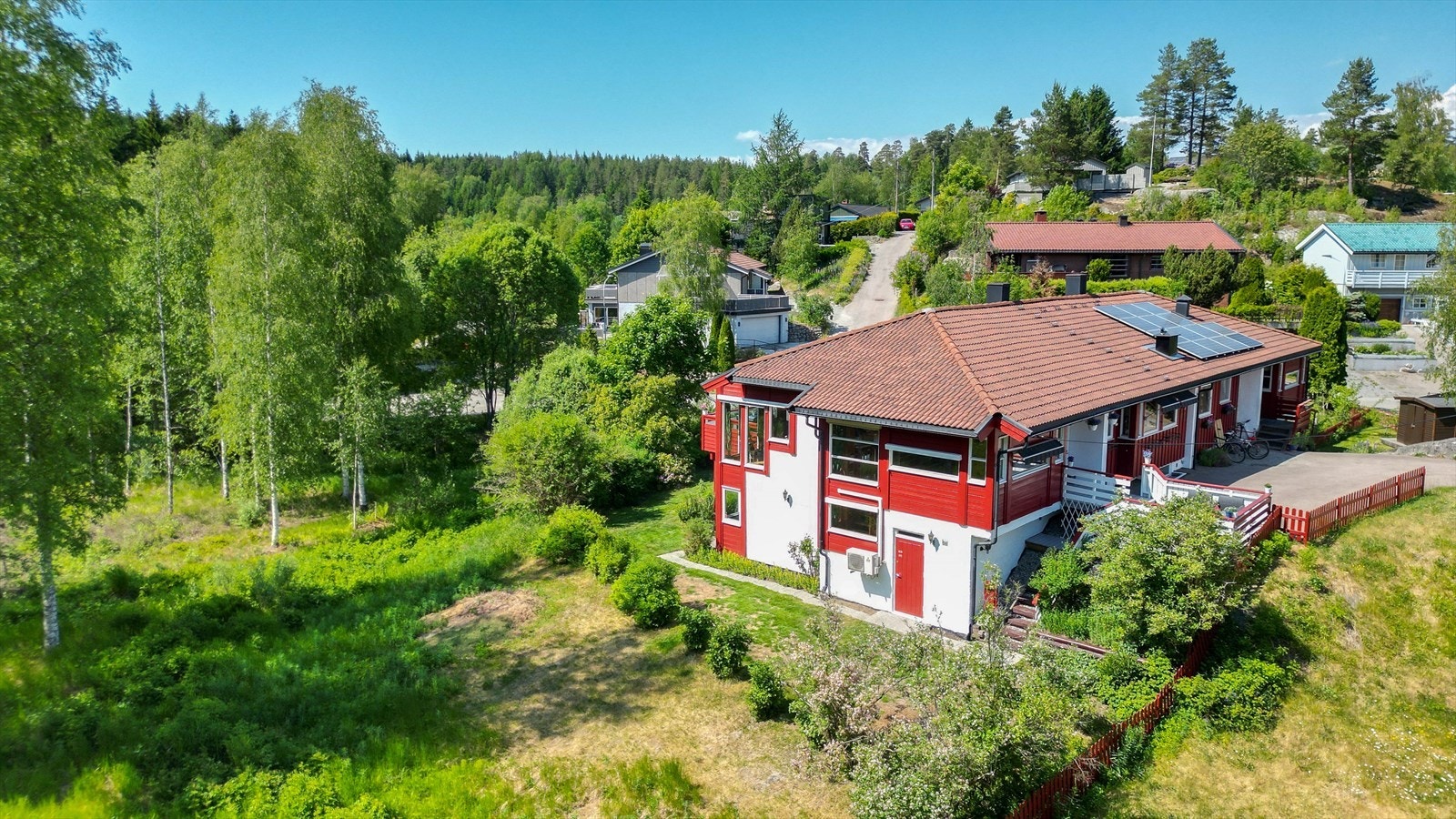 Flott eiendom som grenser til marka. Galleribilde