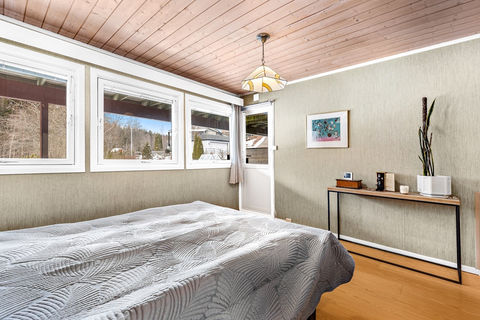 Hovedsoverommet har også utgang til markterrasse og hage. Galleribilde