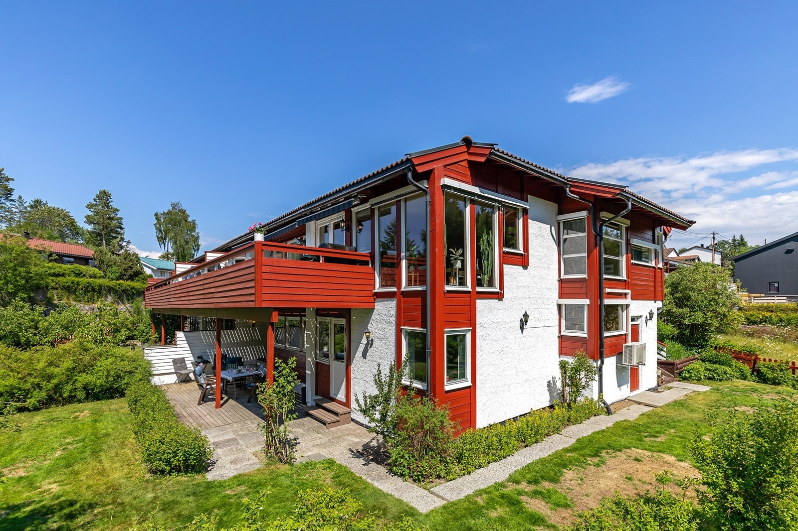 Boligen går over 2 plan og har 3 solrike uteplasser i tillegg til hage. Galleribilde