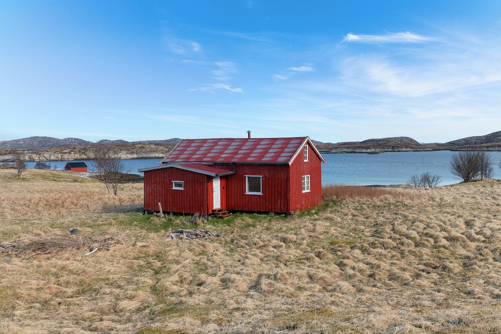 På eiendommen har vannforsyningen vært fra brønn. Tilstanden på brønnen og vannkvaliteten er ukjent. Kjøper må påregne å gjøre egne undersøkelser med hensyn til vannforsyning. Galleribilde