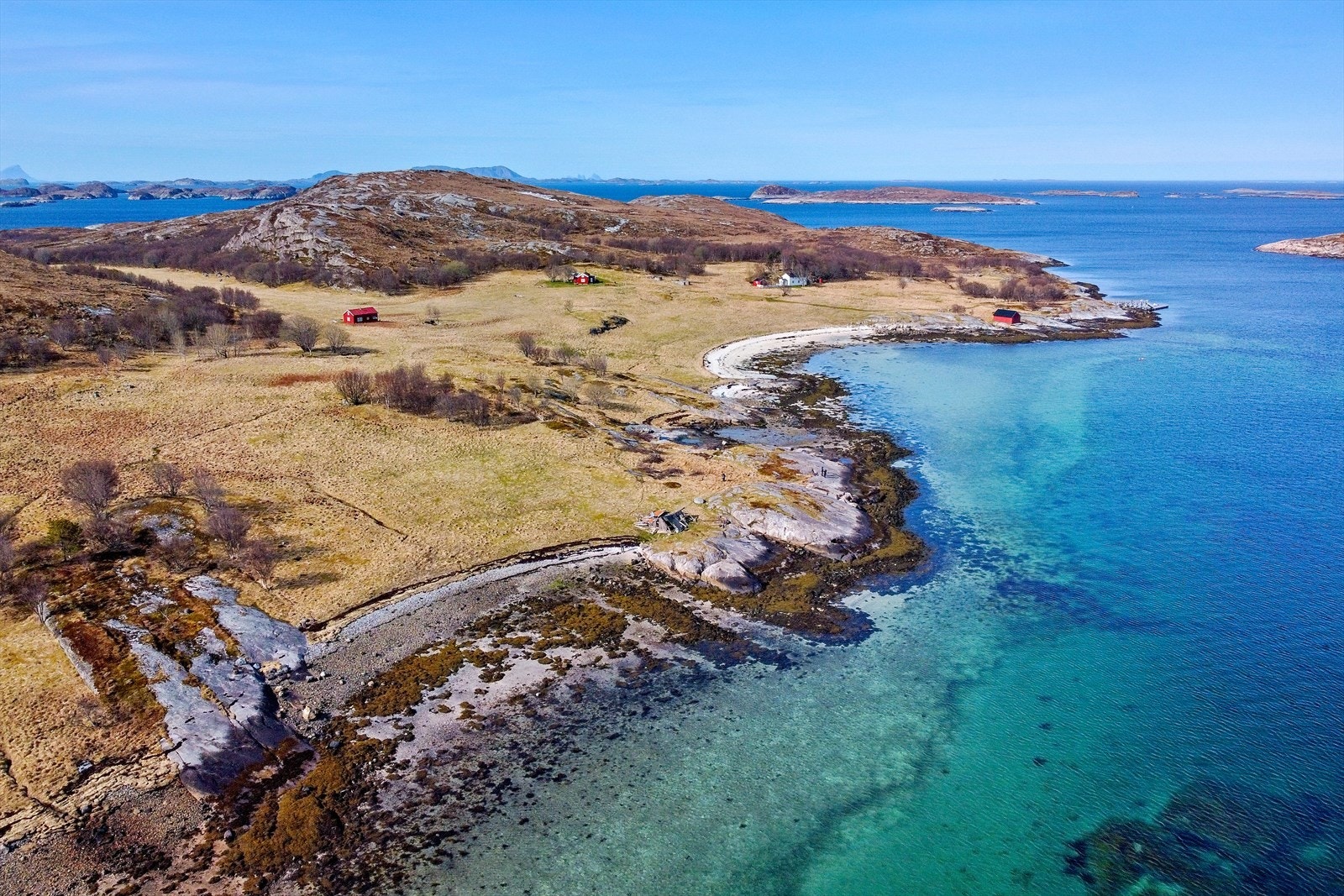 På bildet vises de 3 gjenværende husene på øya. Galleribilde