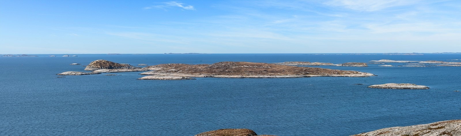 Eiendommen er en kombinasjon av fjære med strand og svaberg, samt flere høyder - hvor Flatøyas høyeste topp er 58 moh. Landskapet på de ulike deler av eiendommen varierer mellom myr og gress, busker og trær og mose. Galleribilde