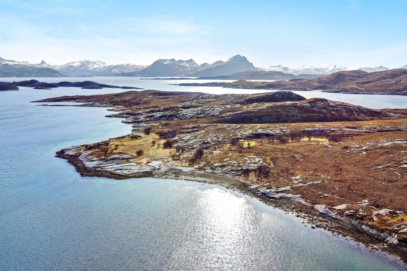 Det ble lagt opp strøm ut til øya i 1958. Selger opplyser at det ikke lenger er elektrisitet til øya. Luftspenn ble ødelagt for ca 40 år siden. Galleribilde
