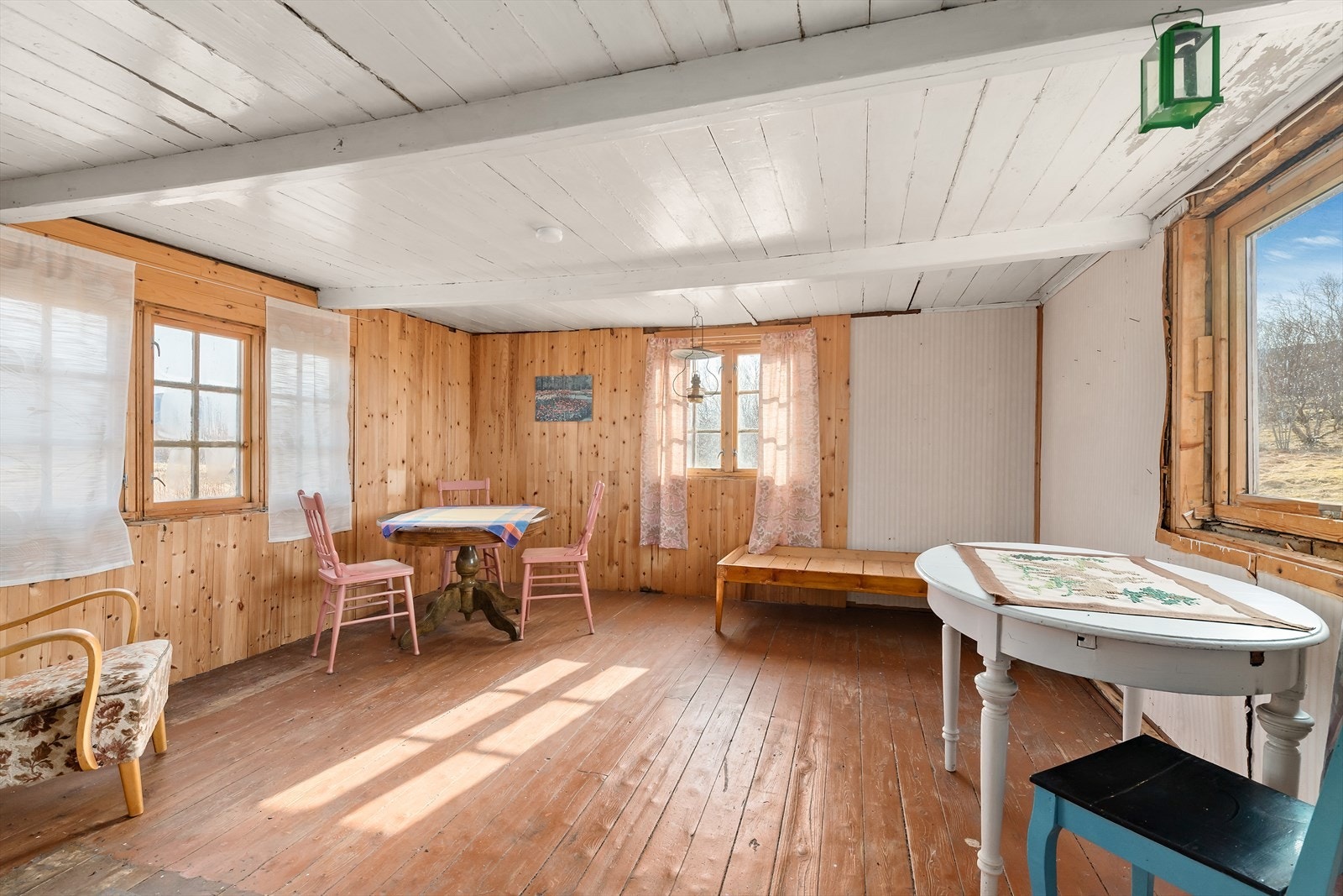 Stuen oser av sjarm med sine smårutede vinduer. Her er det god plass til møblering av sofa, spisebord og godstoler. På stuen er det en Jøtul Petite ovn som er ødelagt. Galleribilde