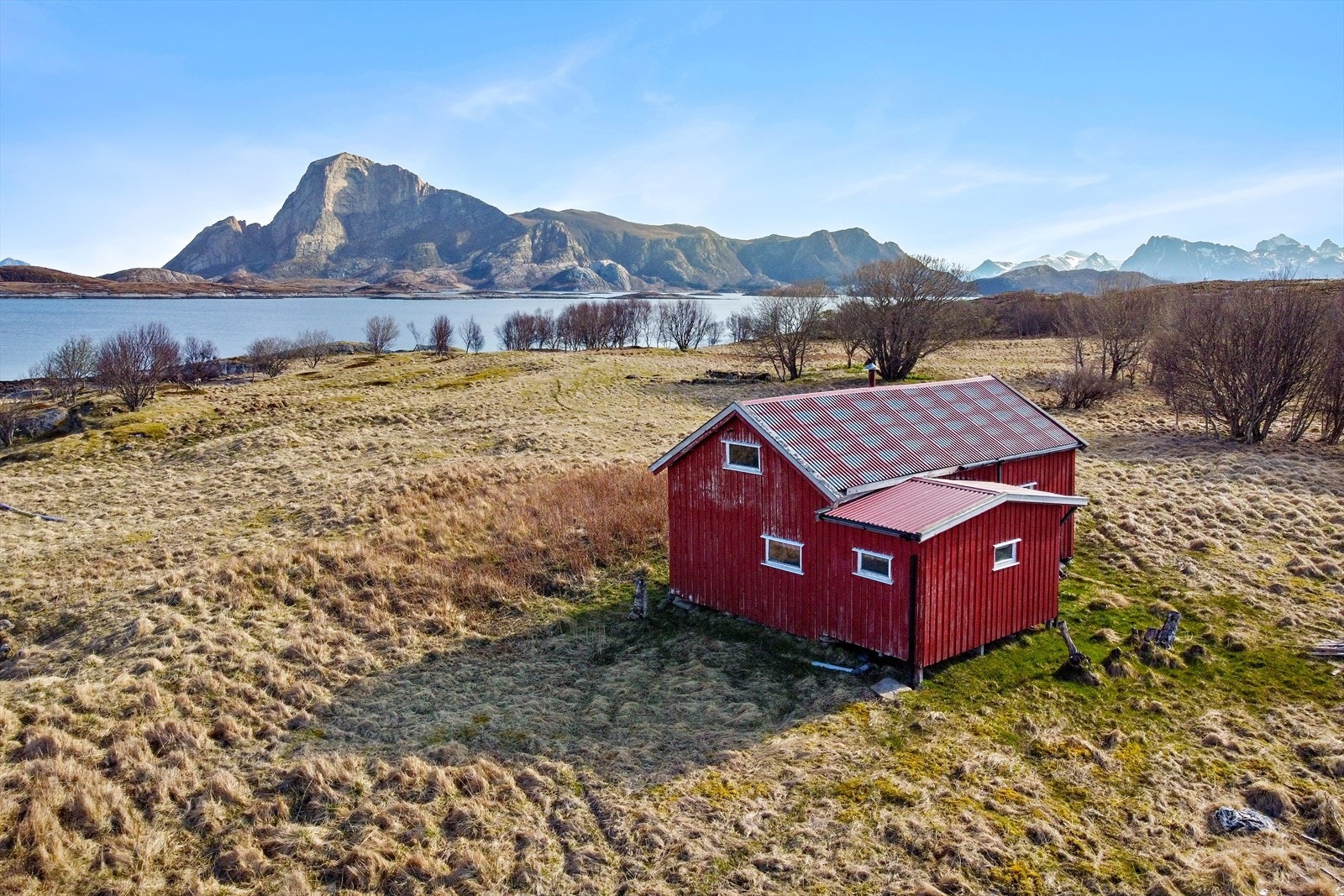 Velkommen til et sjarmerende våningshus som i dag benyttes til fritidsbolig. Galleribilde