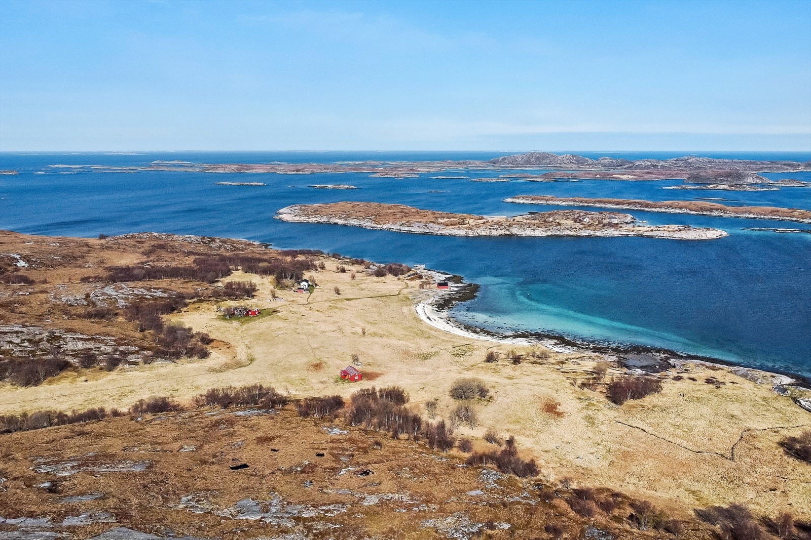 Bær kan du selvsagt plukke fritt både på Flatøya, Store - og Litle Lyngøya, samt andre øyer og holmer i nærområdet. I fjordene rundt er det svært gode fiskemuligheter. Her biter både sei, torsk, kveite og uer for å nevne noe. Galleribilde