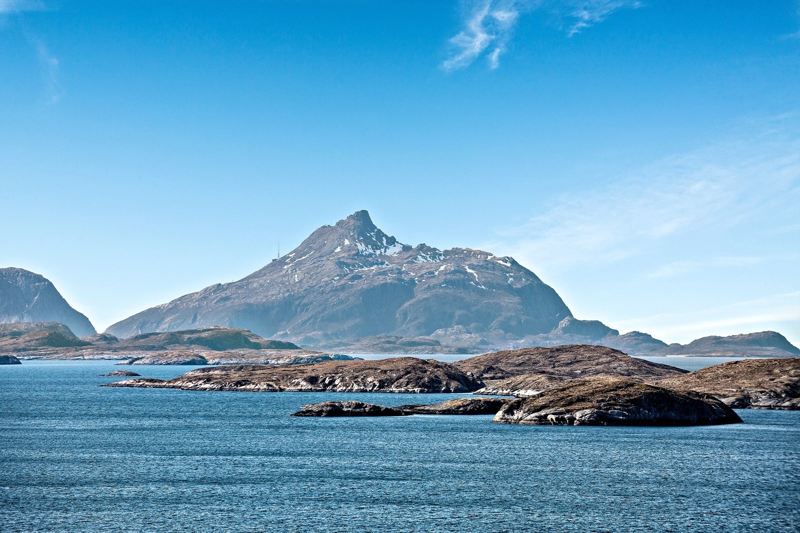 Flatøya har ingen fergeforbindelser, det er derfor nødvendig med privat båt for enkel tilkomst til øya. Galleribilde