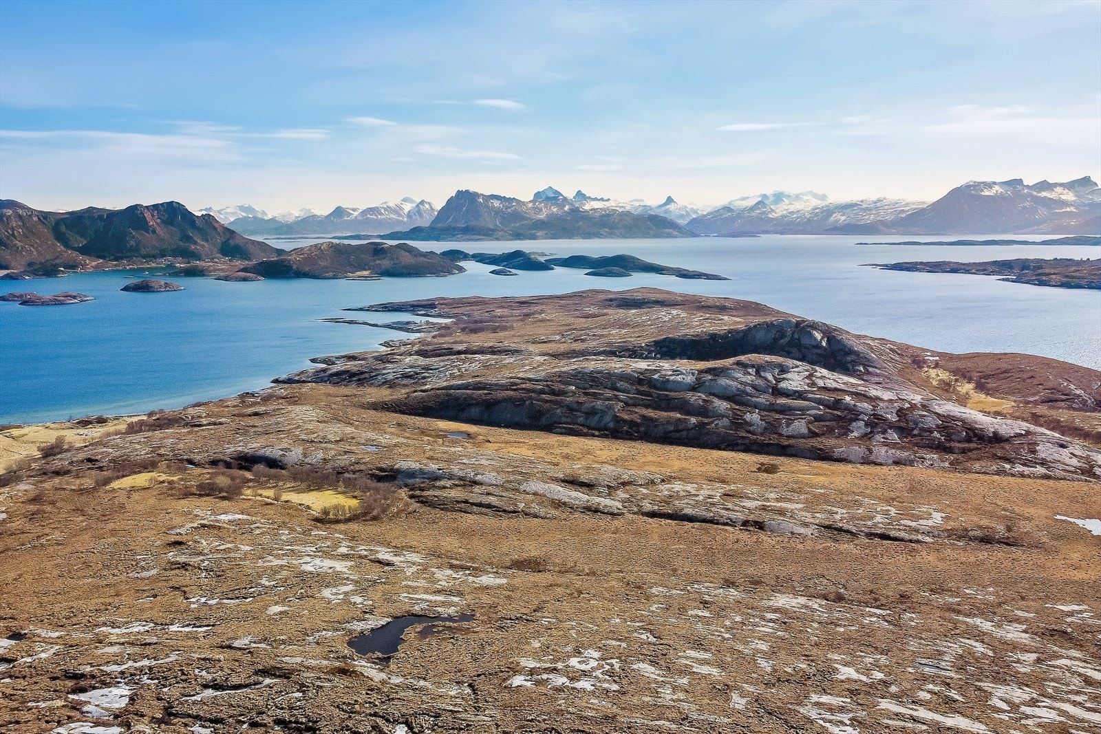1900 frem til 1960 var perioden det bodde flest folk ute på Flatøy. Fordelt på 9 våningshus bodde det ca. 60 personer her ute. De som bodde her ute i det mektige havgapet var fiskebønder. Disse livnærte seg på fiske og landbruk. Galleribilde