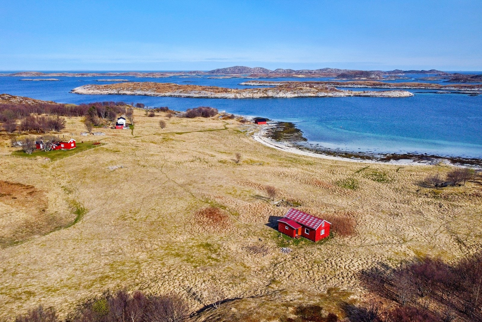 Selve Flatøya er bebygd med 3 hus som i dag benyttes til fritidsbolig. Du finner også 3 naust på øya. Det er adkomst til øya med egen båt. Galleribilde