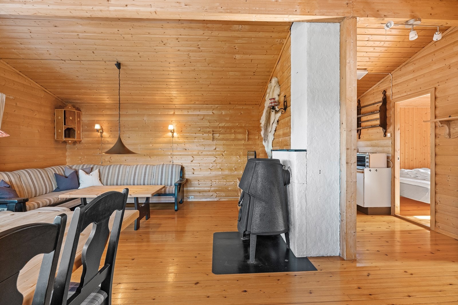 Stor og god stue med plass til spisegruppe og sofagruppe Galleribilde