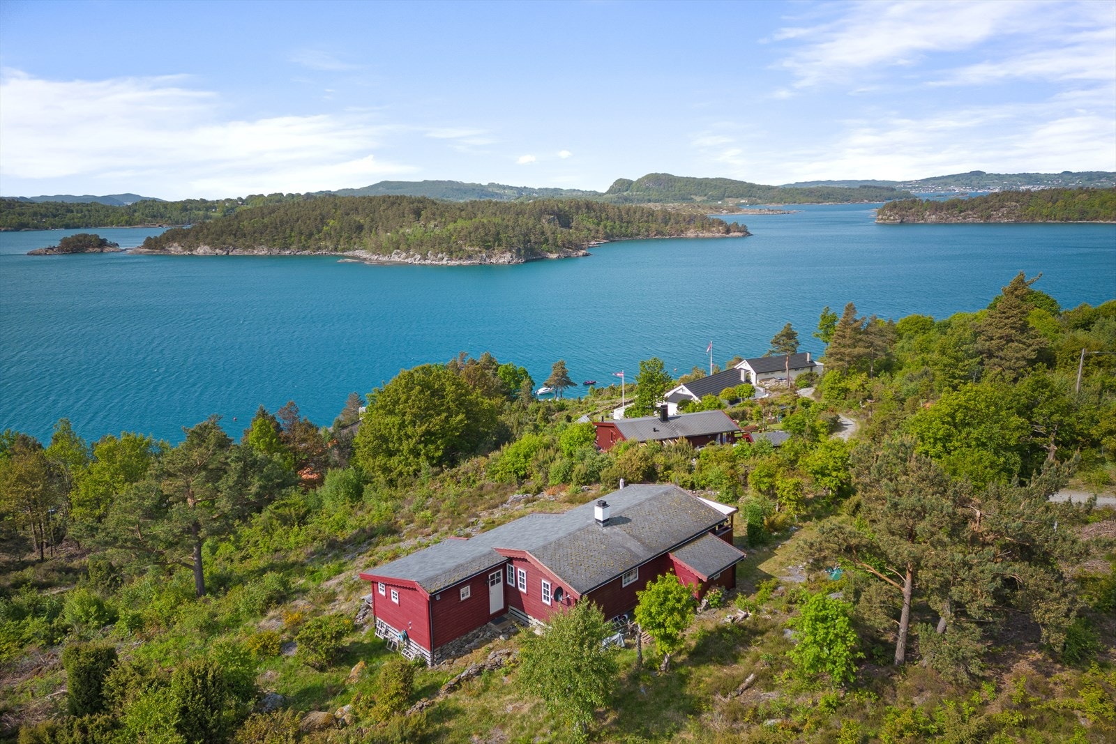EiendomsMegler 1 v/ Fredrik Simonsen presenterer Børøyvegen 294 Galleribilde