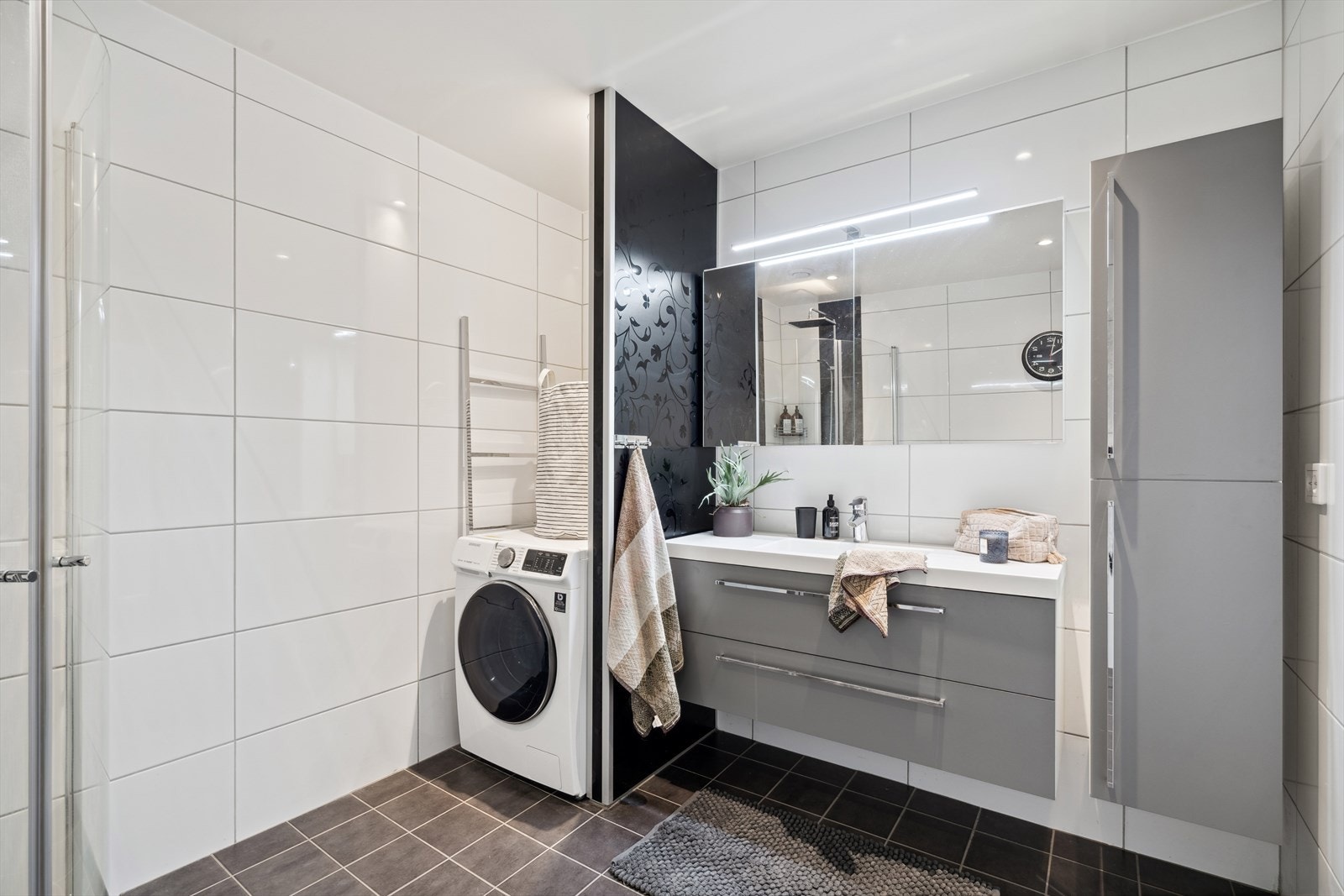 Badet har egen praktisk nisje til tørketrommel og vaskemaskin Galleribilde