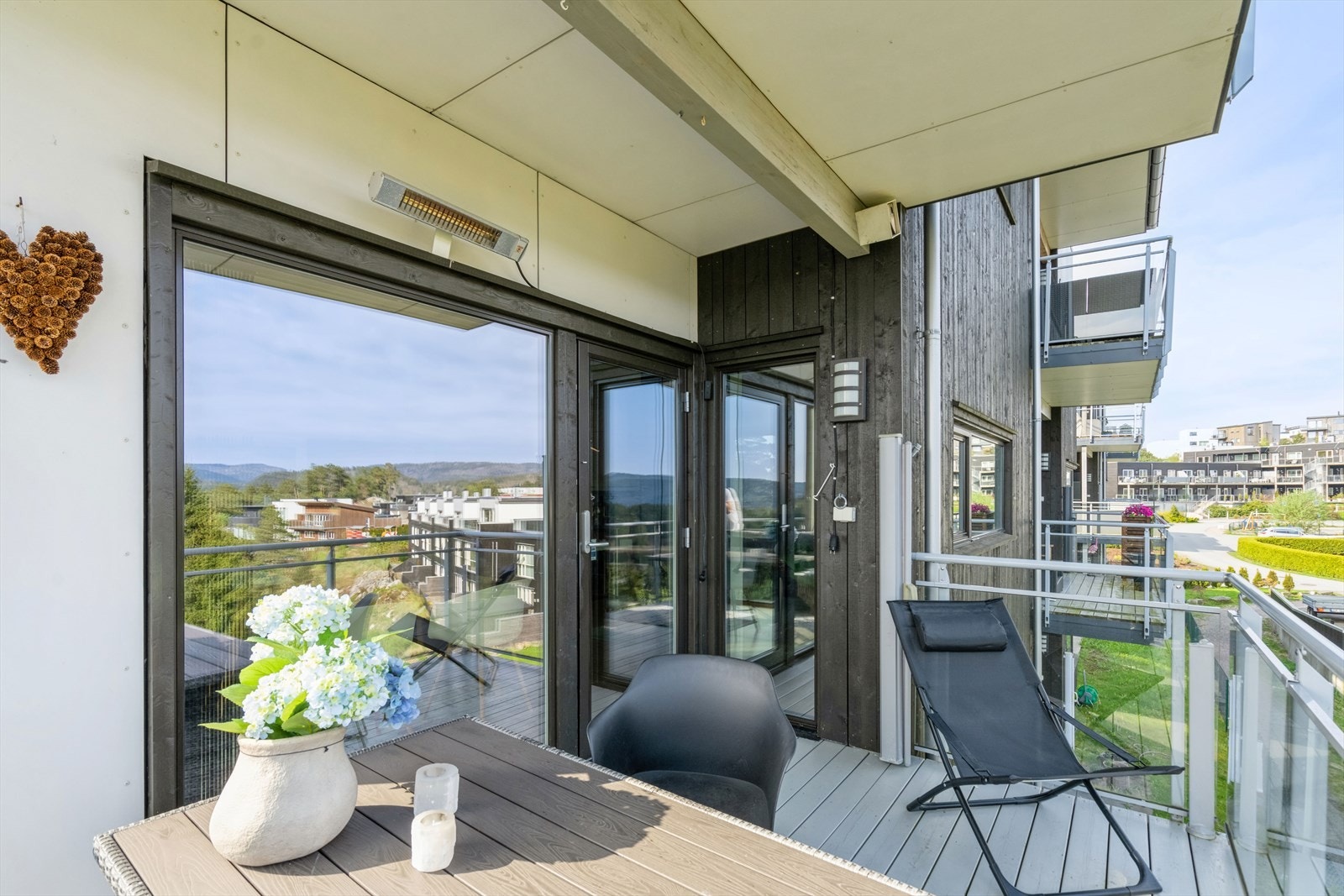 Balkong er romslig med god plass til sittegruppe/spisebord Galleribilde