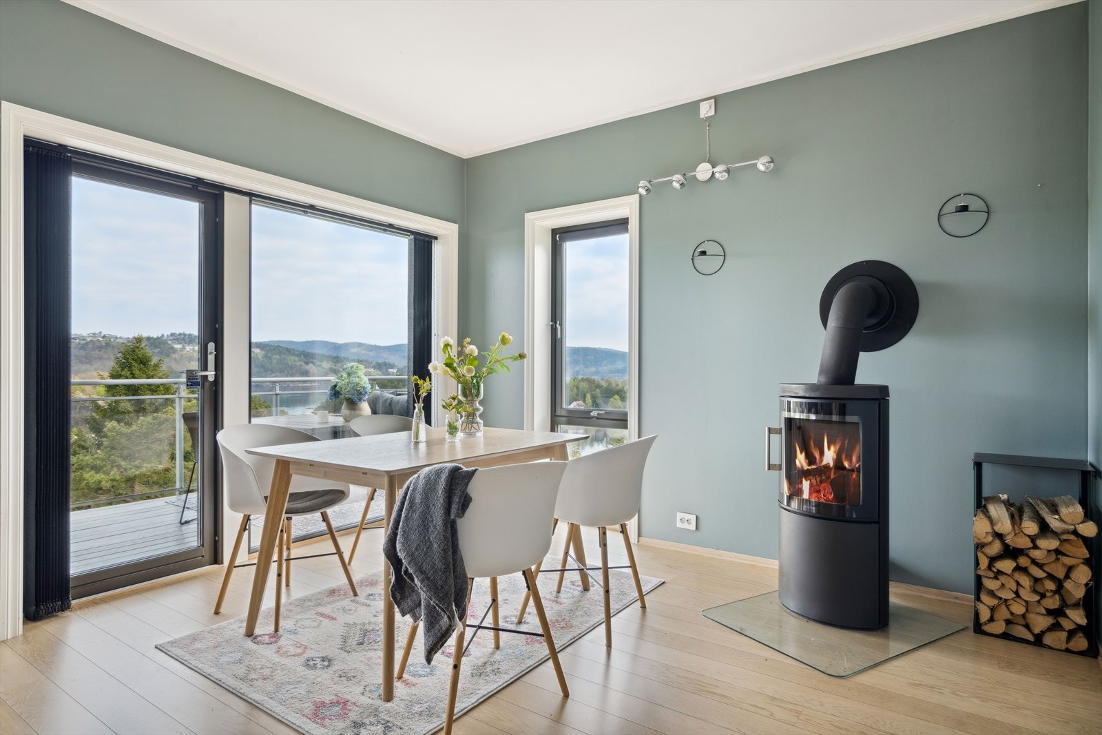 I stua er det god plass til egen spiseplass. Galleribilde