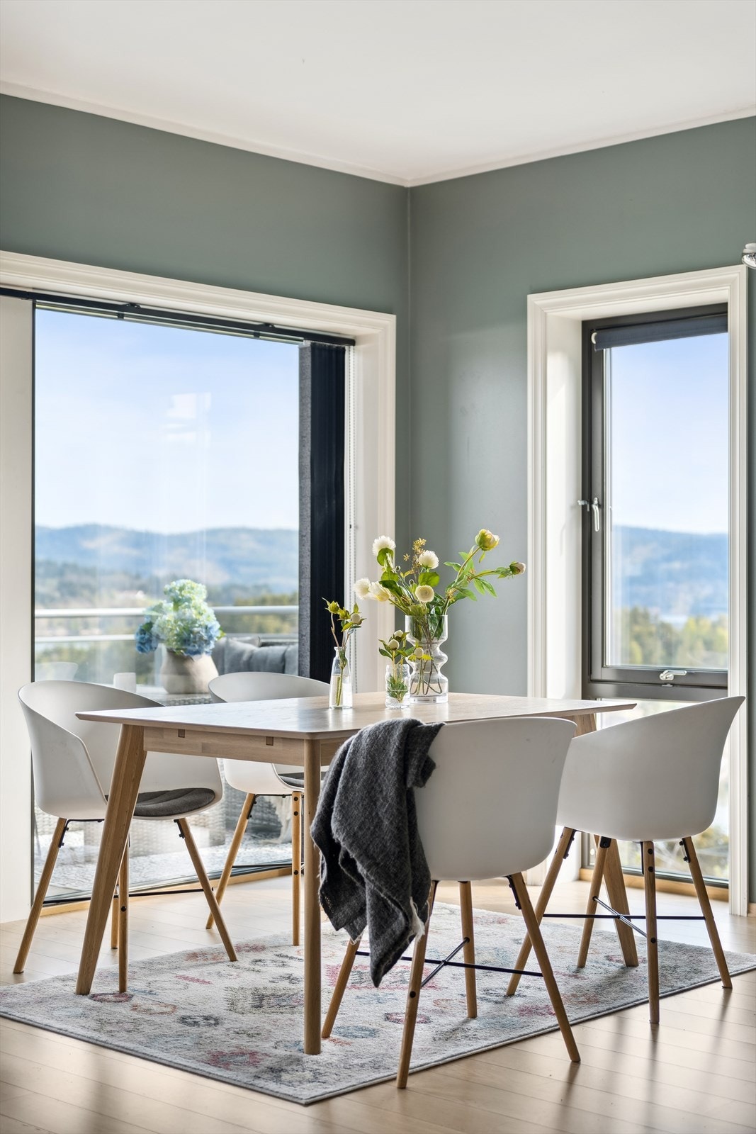 Fra spiseplassen kan man nyte utsikten mot sjøen! Galleribilde