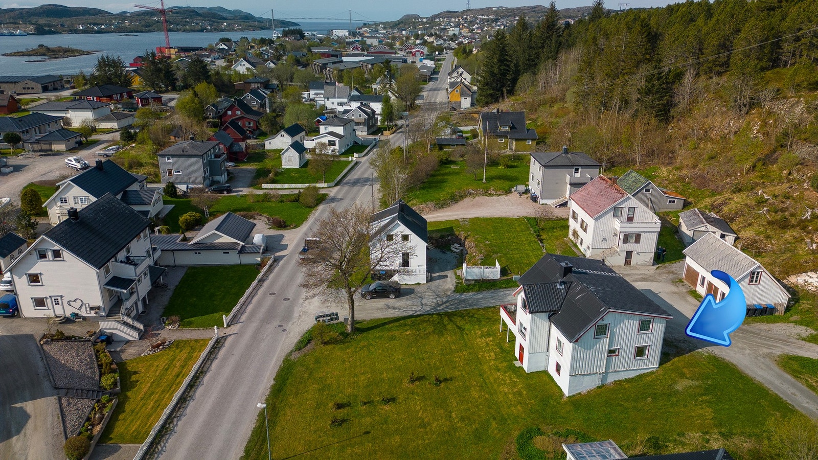Boligen ligger ca 1,1 km nordøst for Rørvik sentrum Galleribilde
