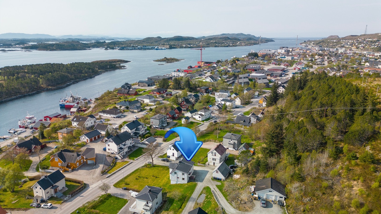 Dronebilde over eiendommen og nærområdet Galleribilde