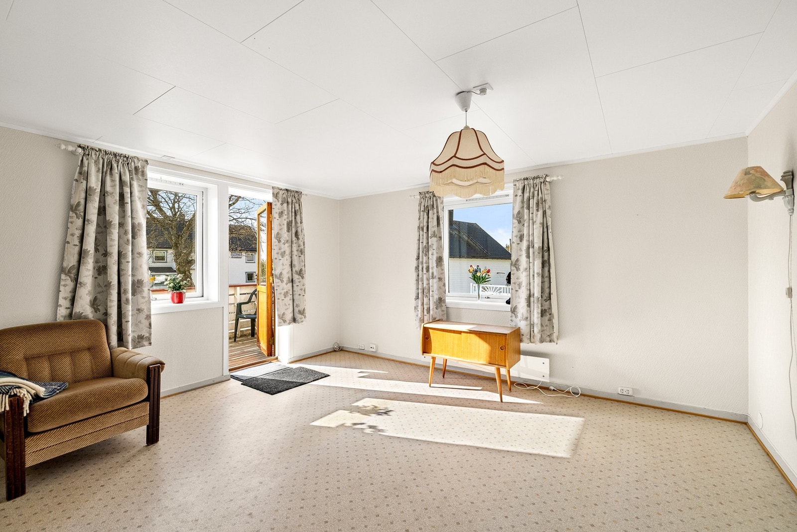 1. etasje består entré/gang, kjøkken, stue, ganger, bad, toalettrom og 2 soverom Galleribilde