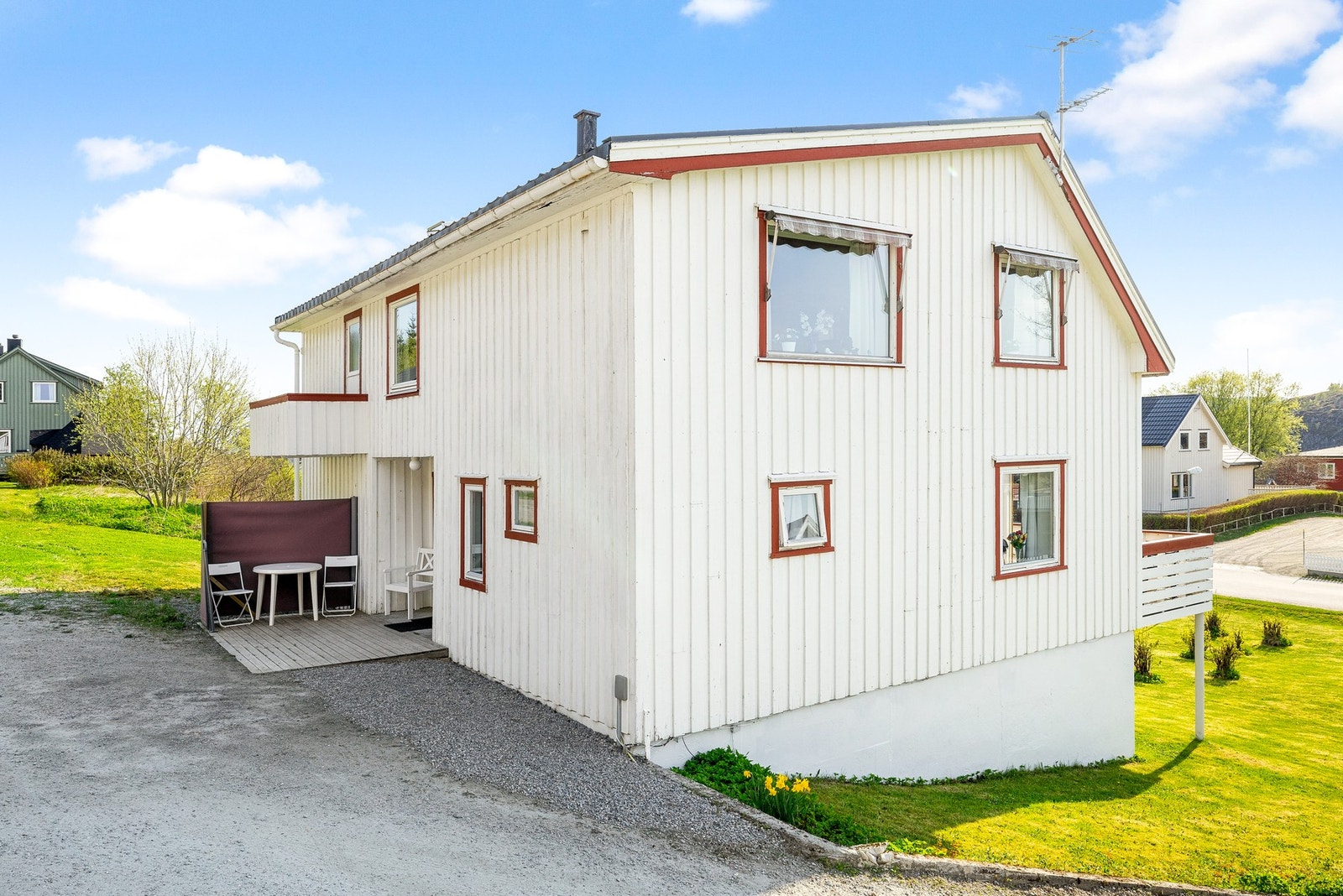 Stor skrånende tomt opparbeidet med plenareal Galleribilde
