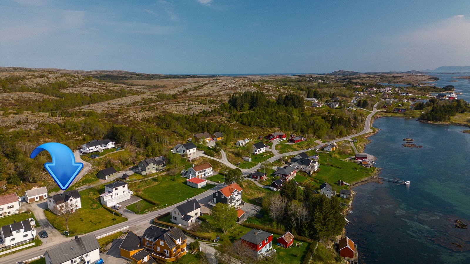Dronebilde over eiendommen og nærområdet Galleribilde