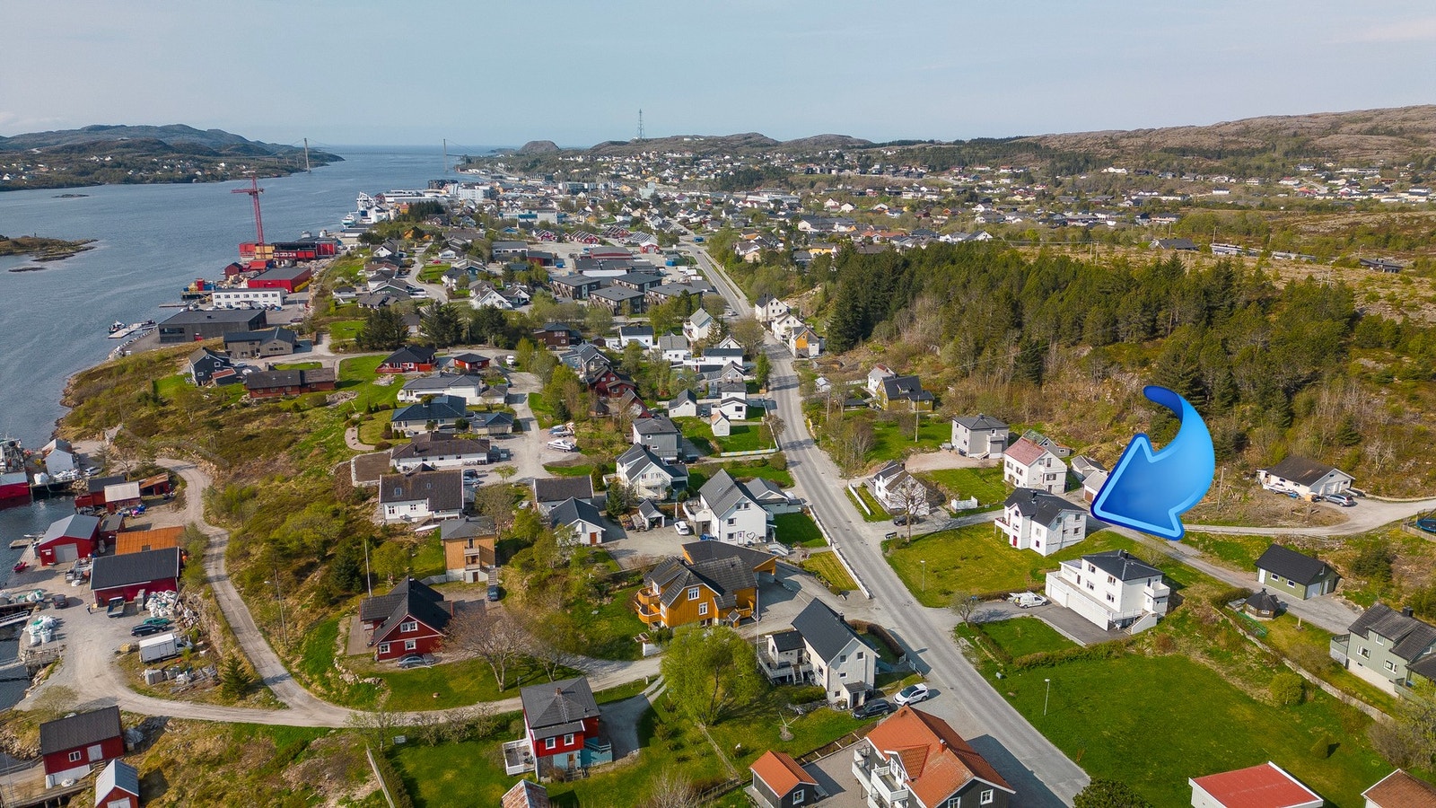 Dronebilde over eiendommen og nærområdet Galleribilde
